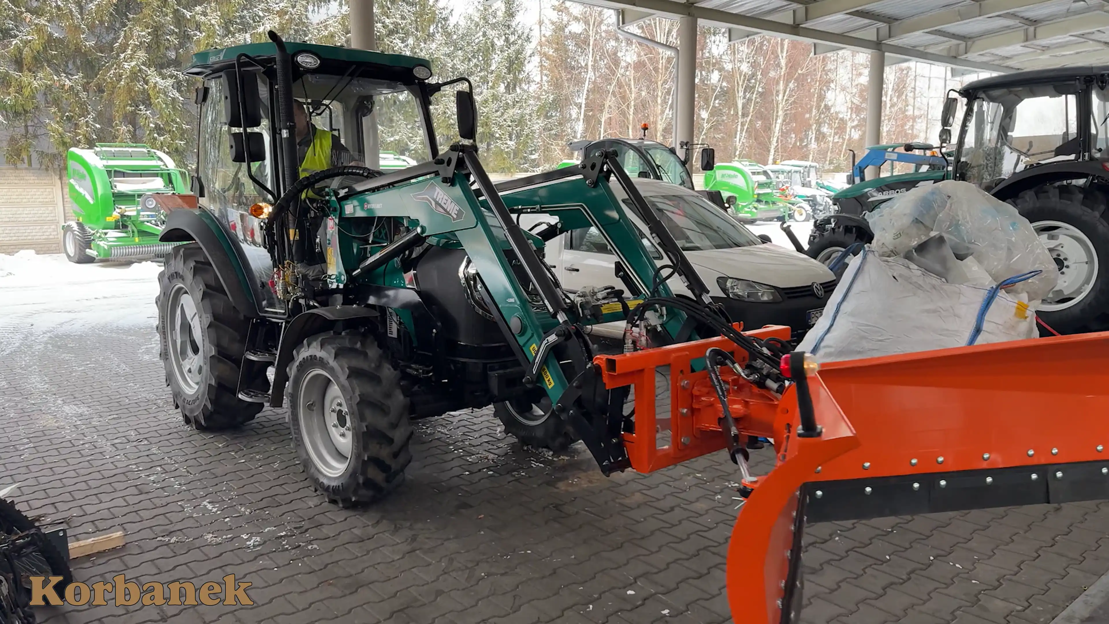 Ciągnik Aupax seria 3000 w zestawie komunalnym gotowy na zimę