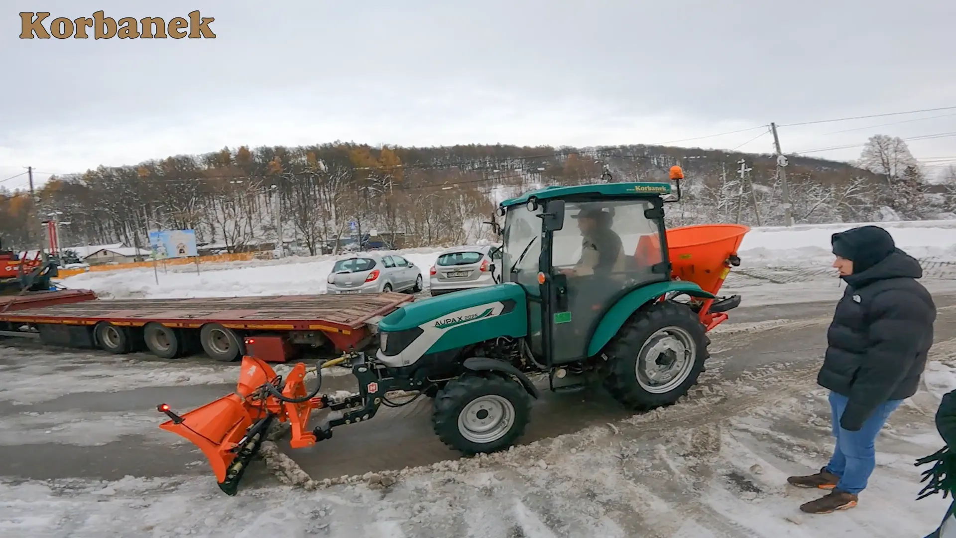 Pan Bartosz postanowił nieco rozszerzyć swoją działalność i zakupił ciągnik w zestawie komunalnym do odśnieżania