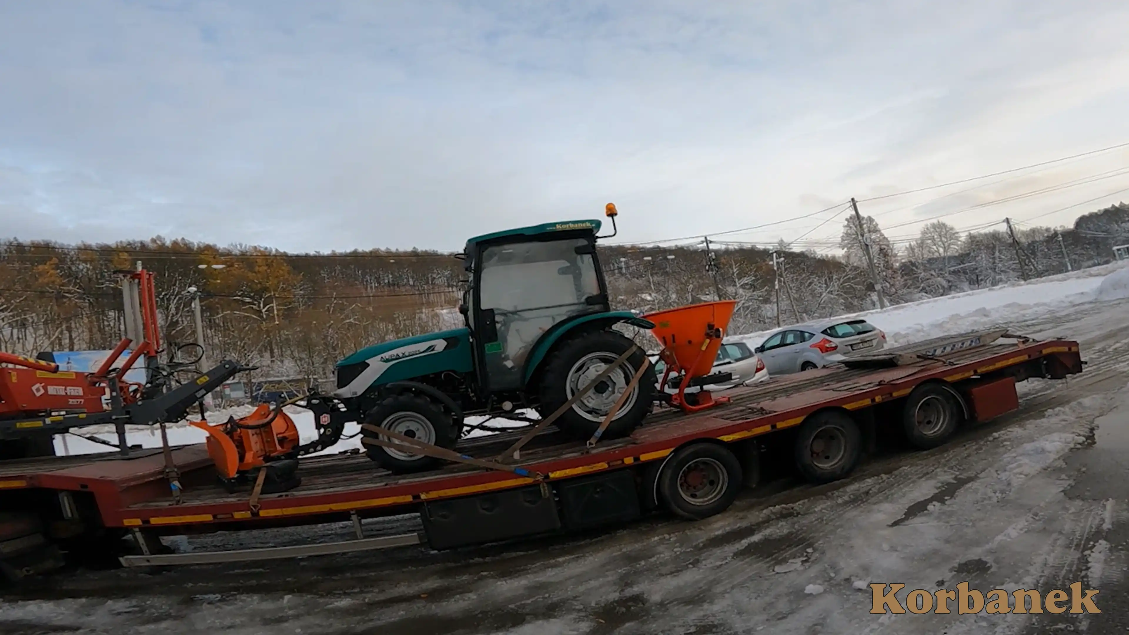 Ciągnik Aupax 2025 można wykorzystywać przy pracach komunalnych takich jak odśnieżanie, posypywanie, koszenie, zgrabianie i transportowanie