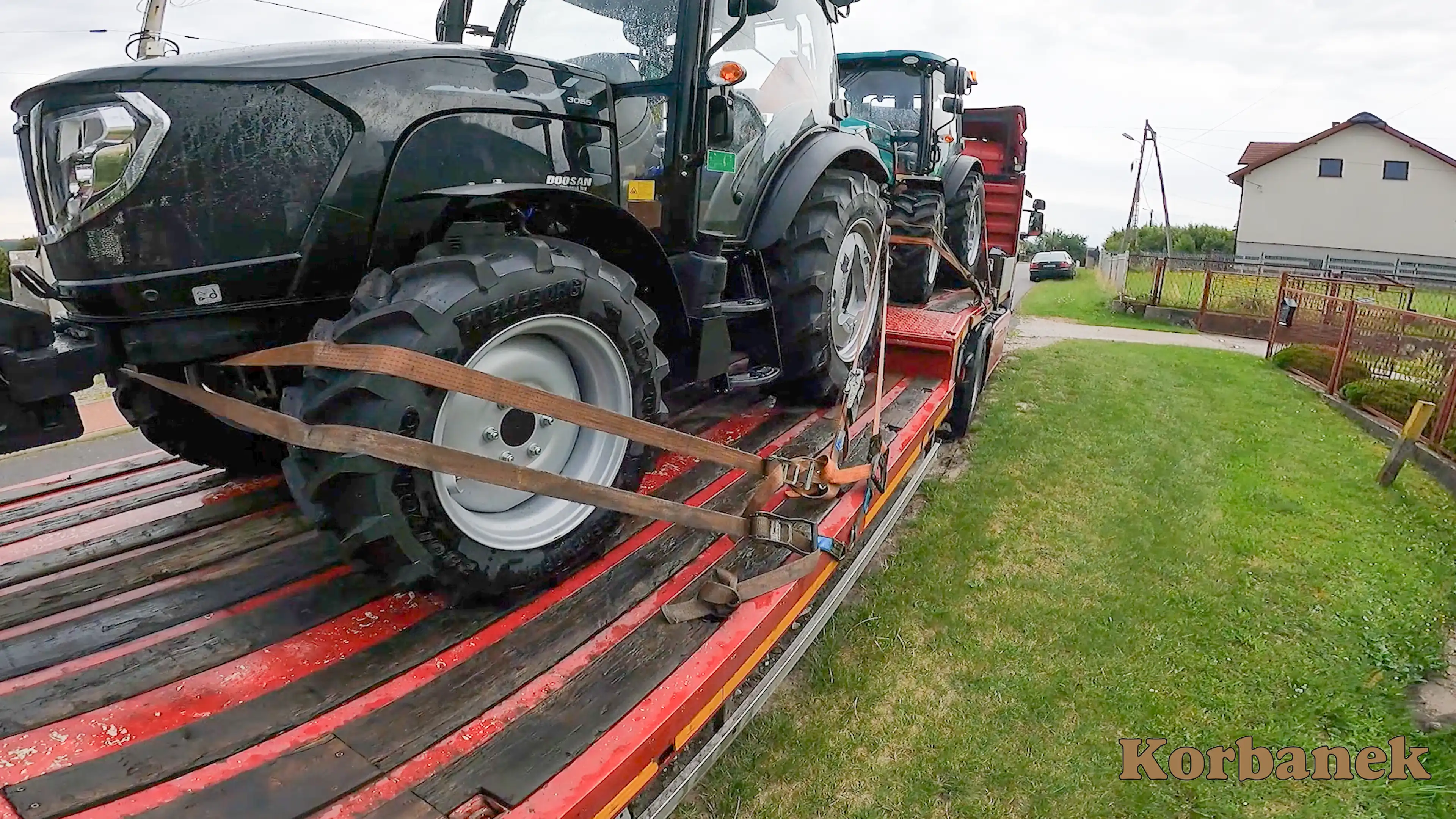 Ciagnik Aupax 3055 posiada 2 pary wyjść hydraulicznych na tyle (1 para z blokadą stałego przepływu)