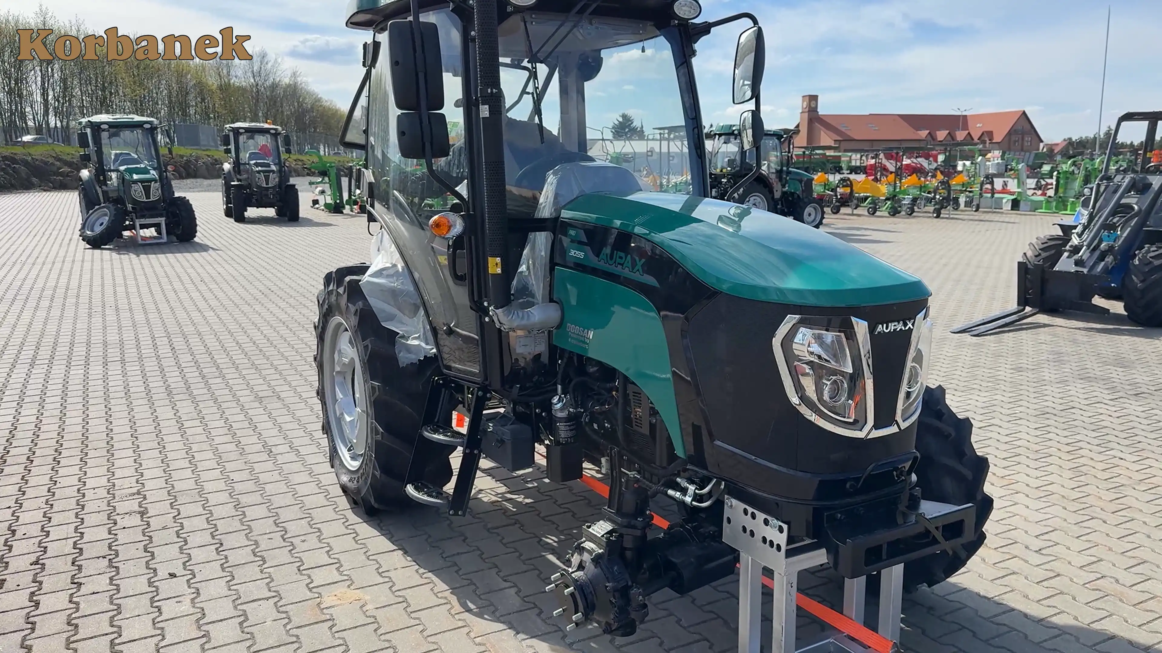 Ciągnik Aupax 3055, który właśnie wyjechał z kontenera na rampę w firmie Korbanek