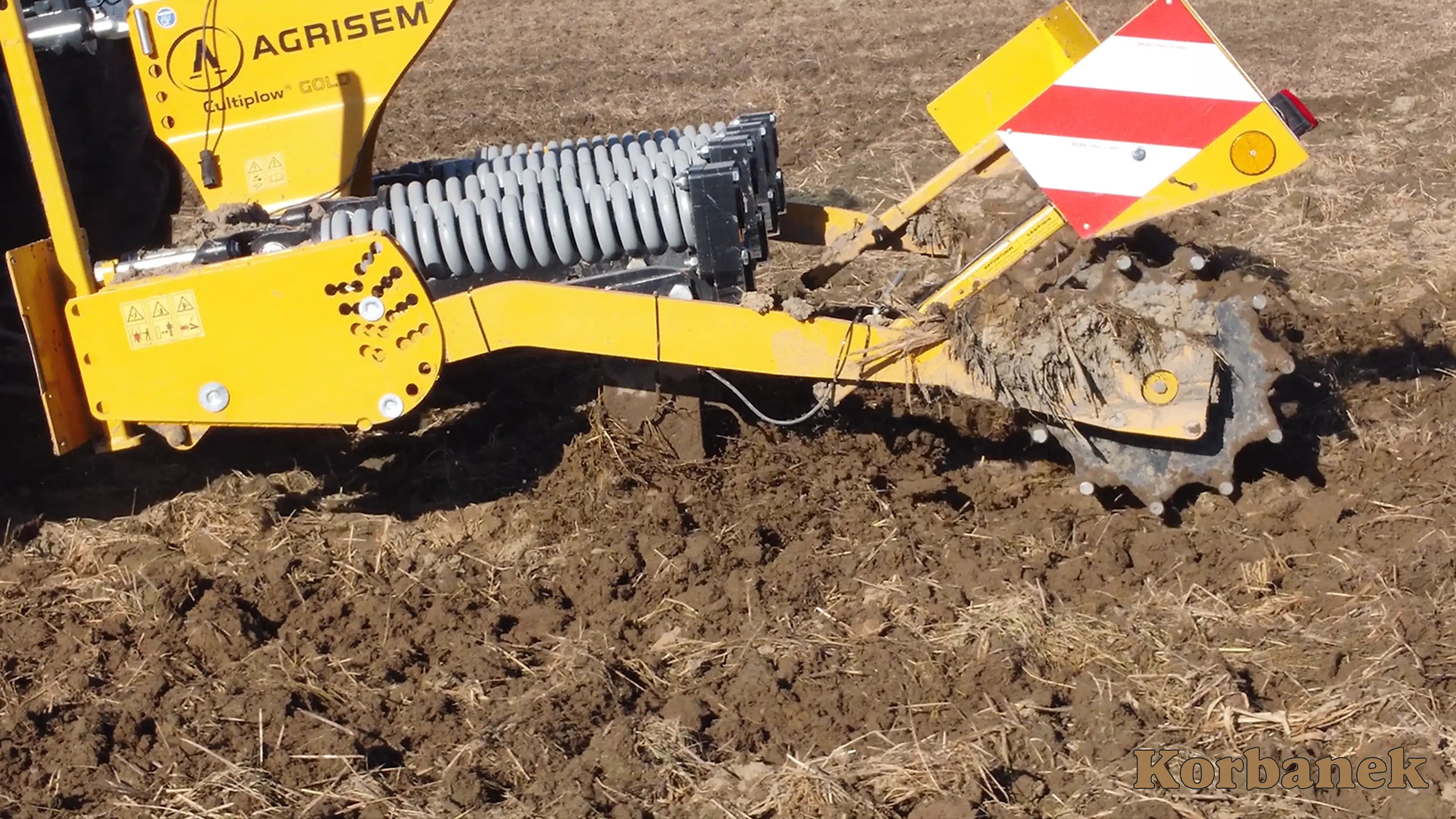 Spluchniacze gleby Agrisem CULTIPLOW oraz COMBIPLOW zostały wyposażone w opatentowane ostrza Agrisem z odsuniętą poprzecznie końcówką, które spulchniają glebę na całej szerokości roboczej bez zakłócania struktury gleby.