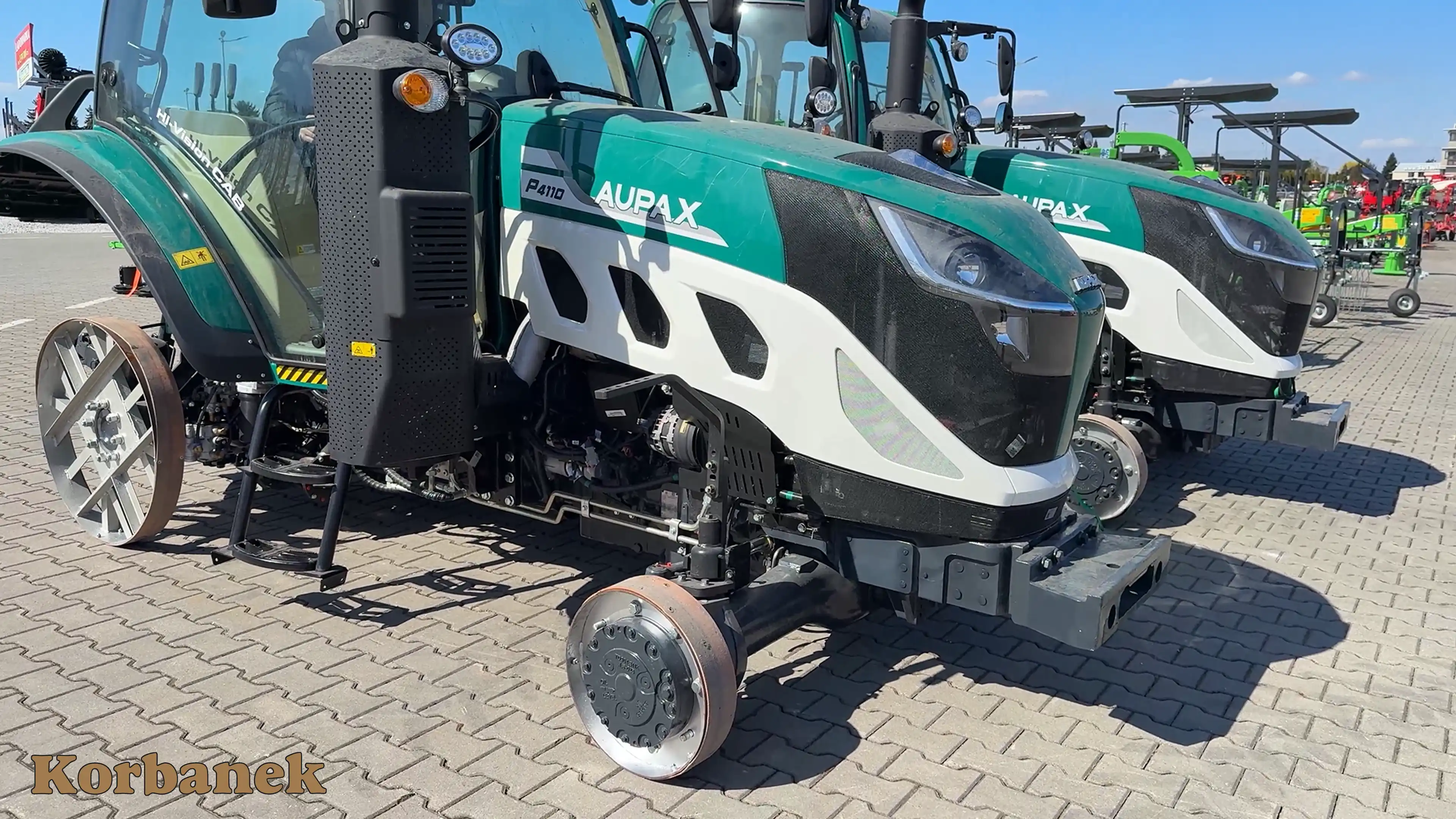 Ciągniki Aupax 4110 na kołach dojazdowych tuż po wyjeździe z kontenera