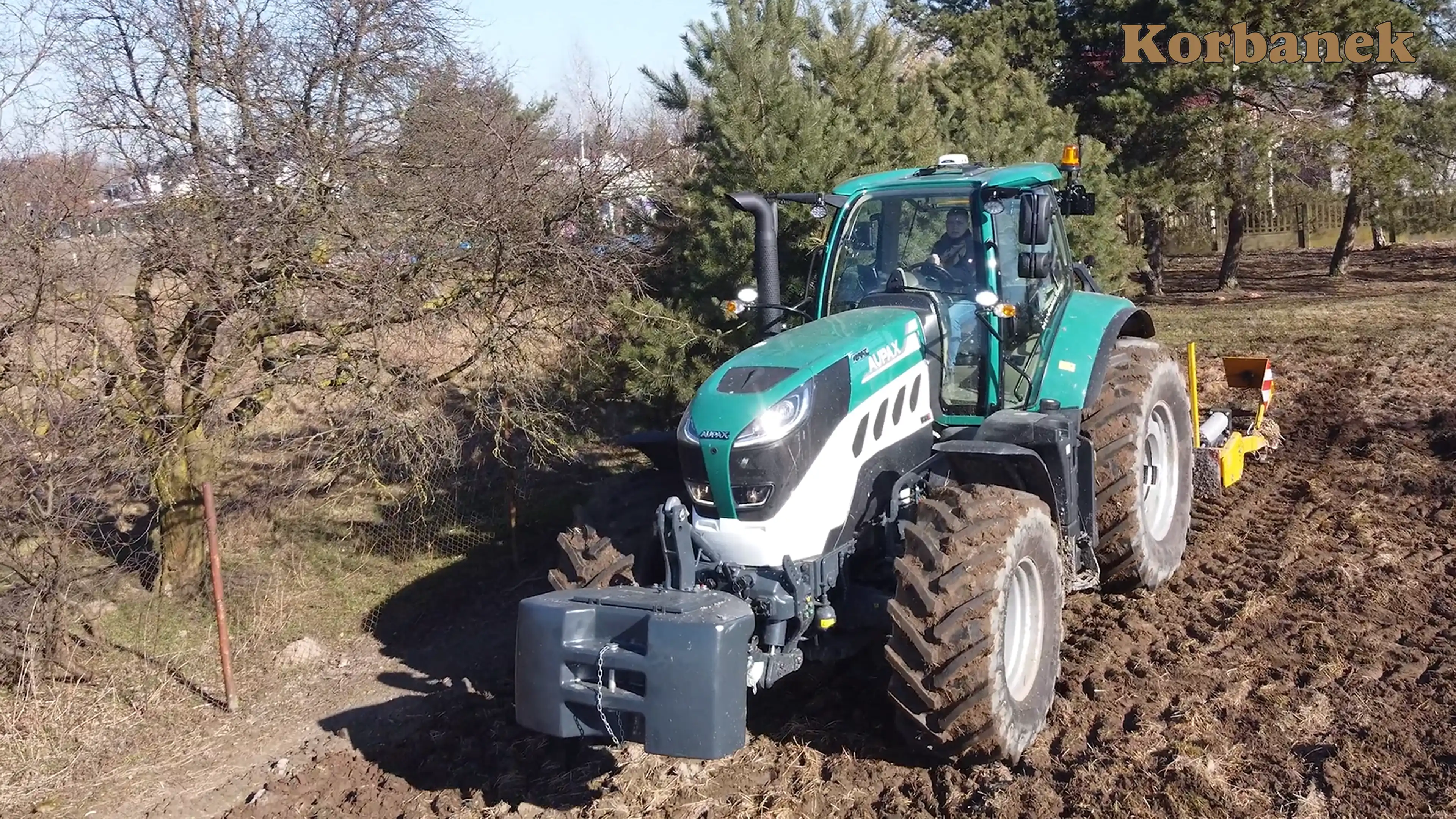 Aupax serii 7000 udowodnił, że potrafi sprostać najcięższym zadaniom polowym, oferując jednocześnie komfort amortyzowanej kabiny i osi oraz precyzję sterowania dzięki systemom Load Sensing i ISOBUS