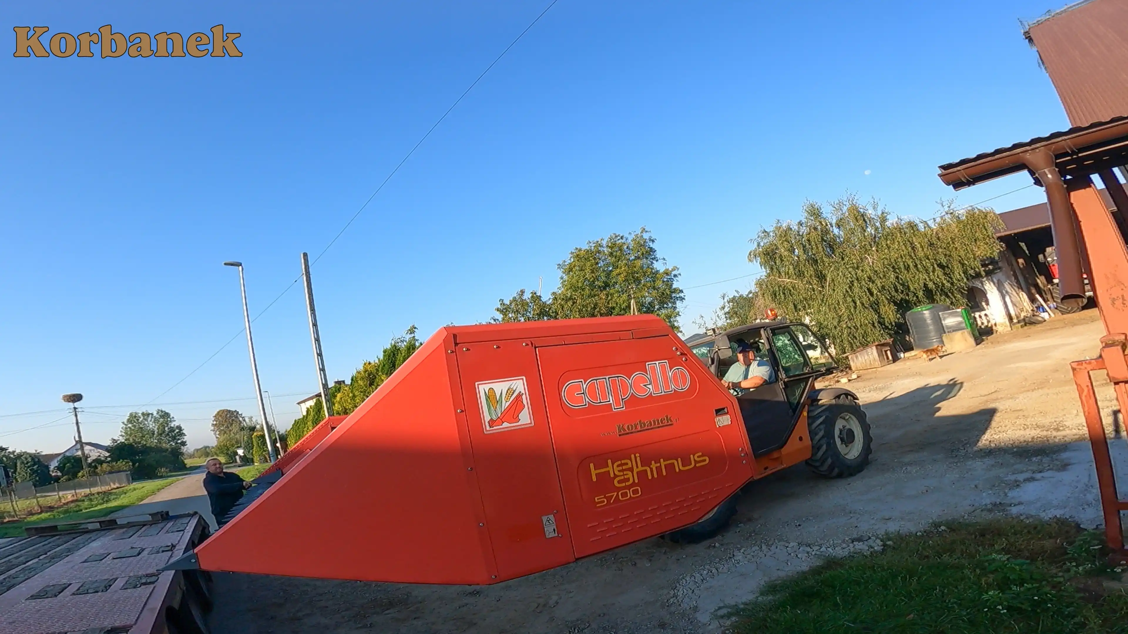 Idealnie nadaje się ona dla użytkowników indywidualnych, jak i firm usługowych. Wysokość nagarniacza regulowana jest hydraulicznie, regulacja odbywa się bezpośrednio z kabiny operatora.