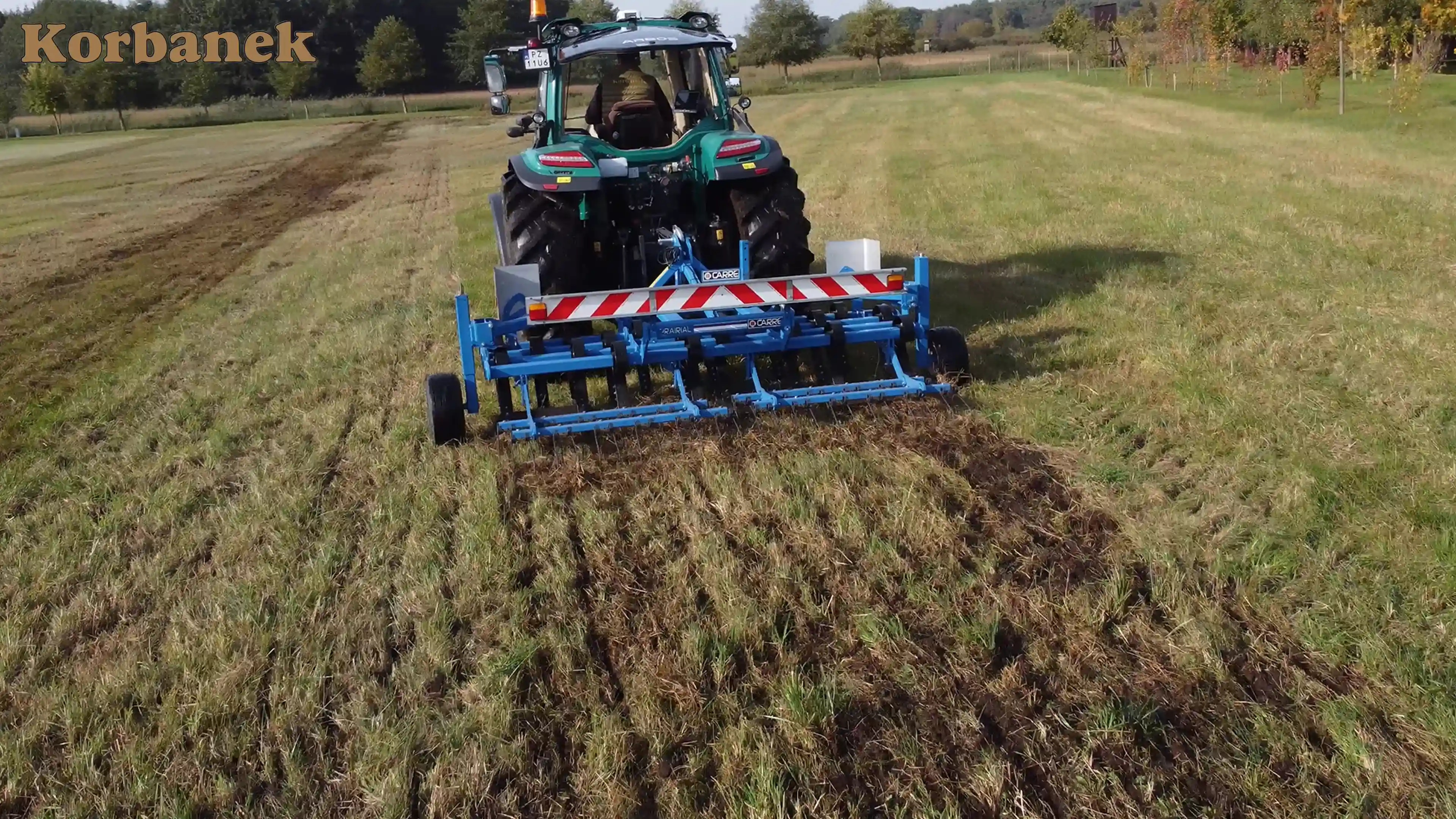 Wertykulacja trawy po zimie, napowietrzenie ziemi i użytków zielonych, oczyszczanie pola, wyrównywanie powierzchni łąki, mnóstwo dobrodziejstw uzyskiwanych przez maszynę.