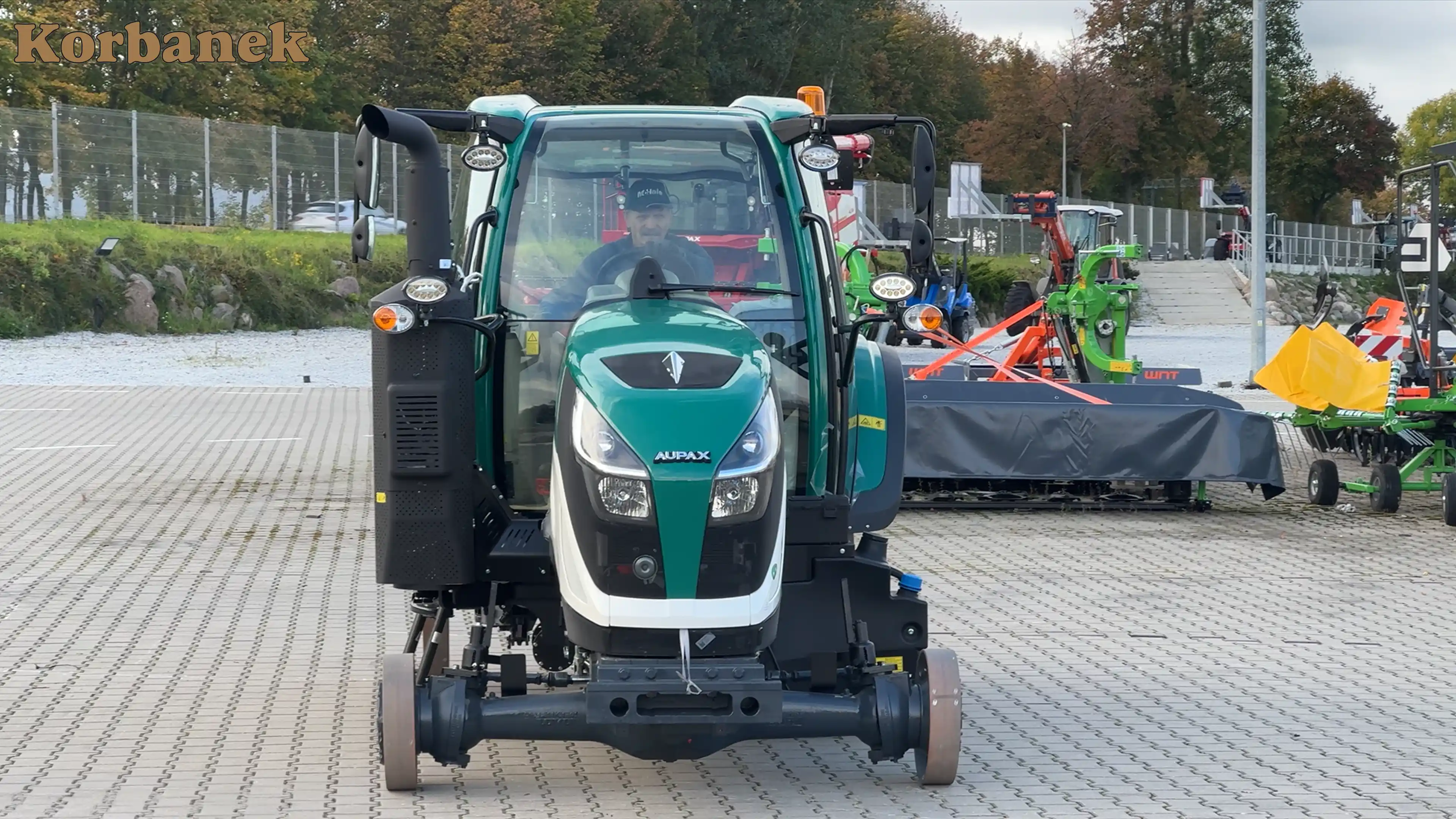 Napęd na cztery koła oraz blokada mechanizmu różnicowego to dodatkowe udogodnienia, które pozwalają na uzyskanie maksymalnej mocy i zwiększenie uciągu ciągnika w najtrudniejszych warunkach