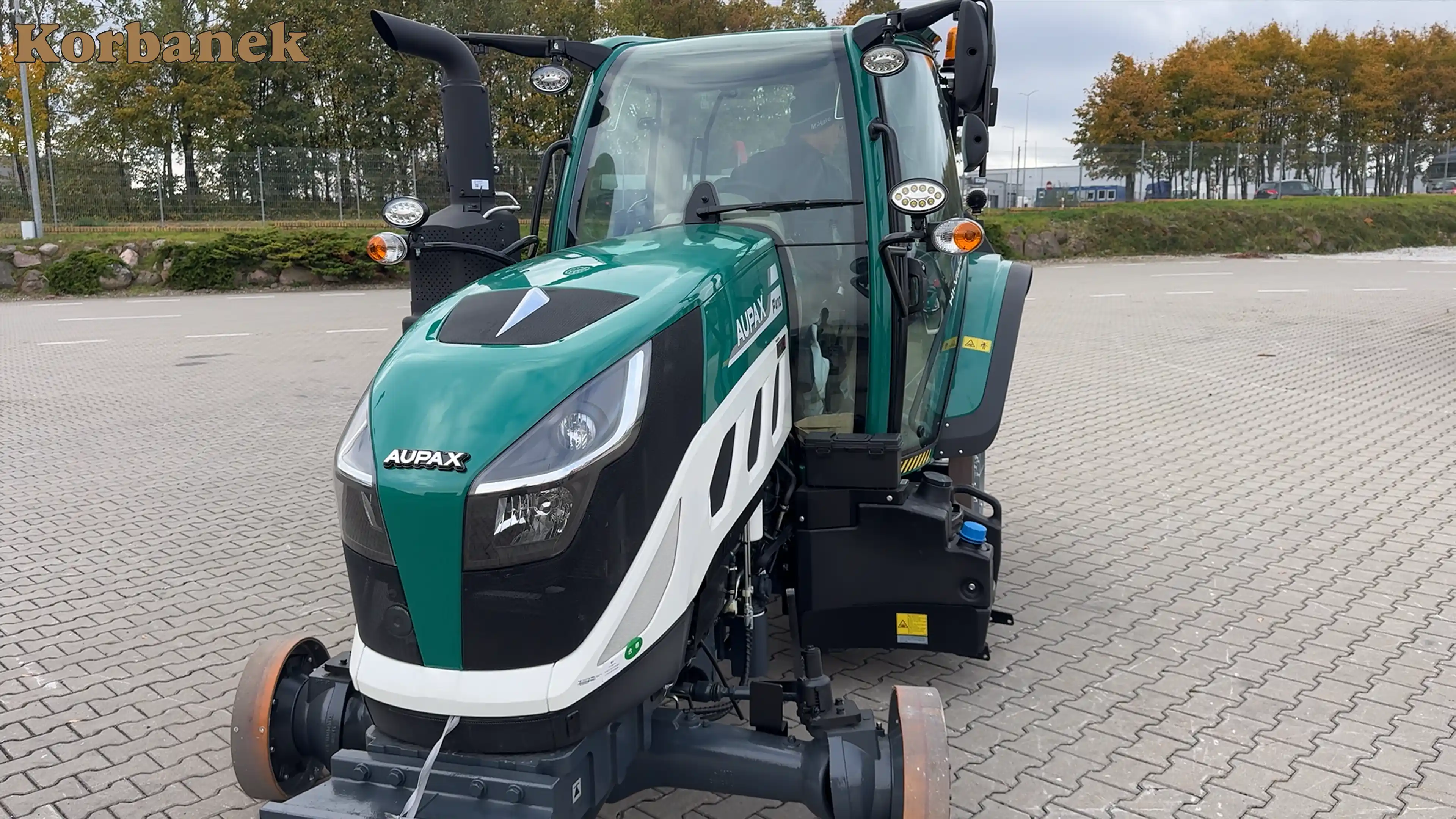 Wielozadaniowy, kompaktowy i dynamiczny ciągnik o prostej mechanicznej budowie.