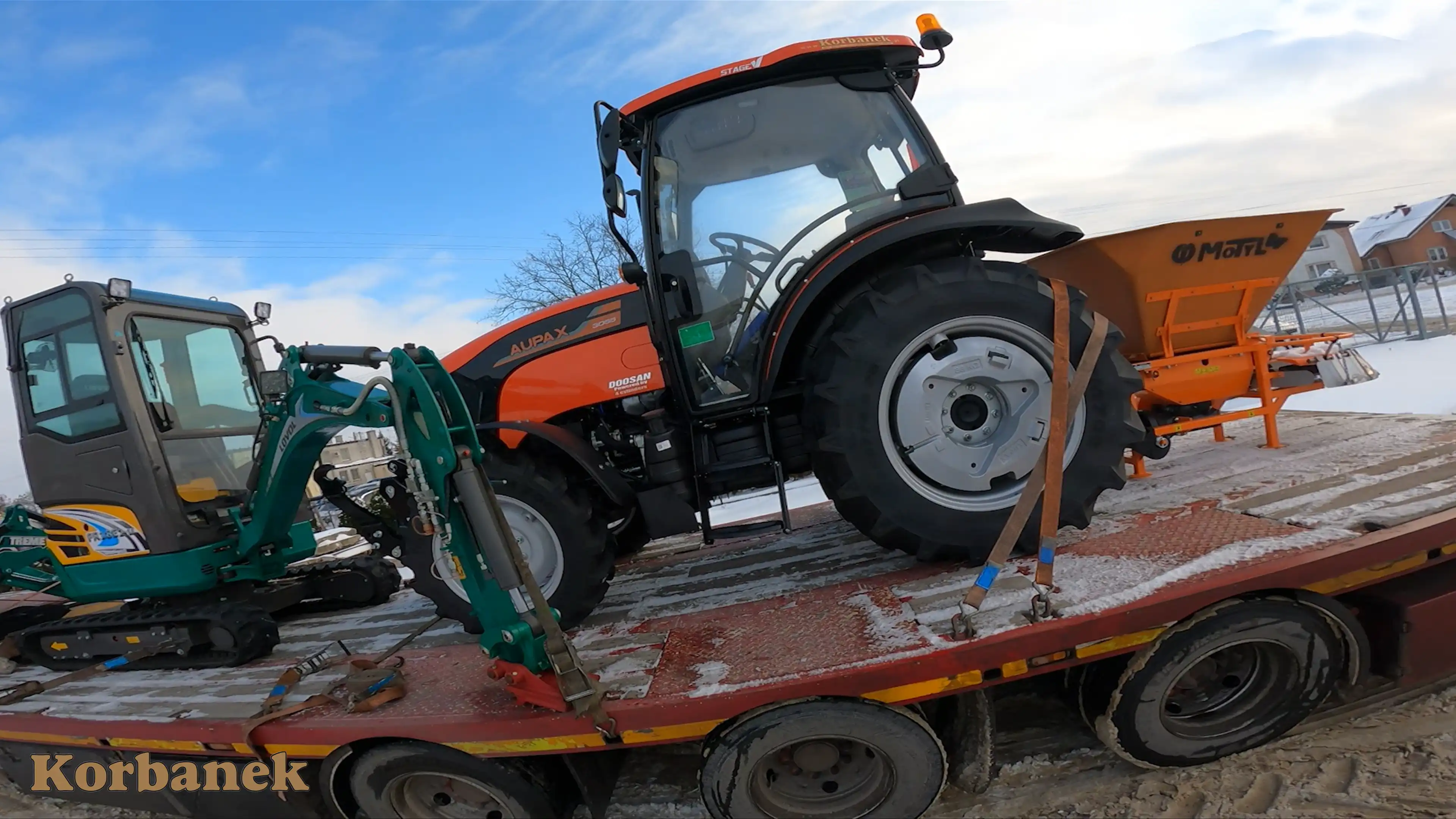 Ciągnik Aupax 3055 występuje w 3 wersjach kolorystycznych - w tym pomoiarańczowej  - komunalnej