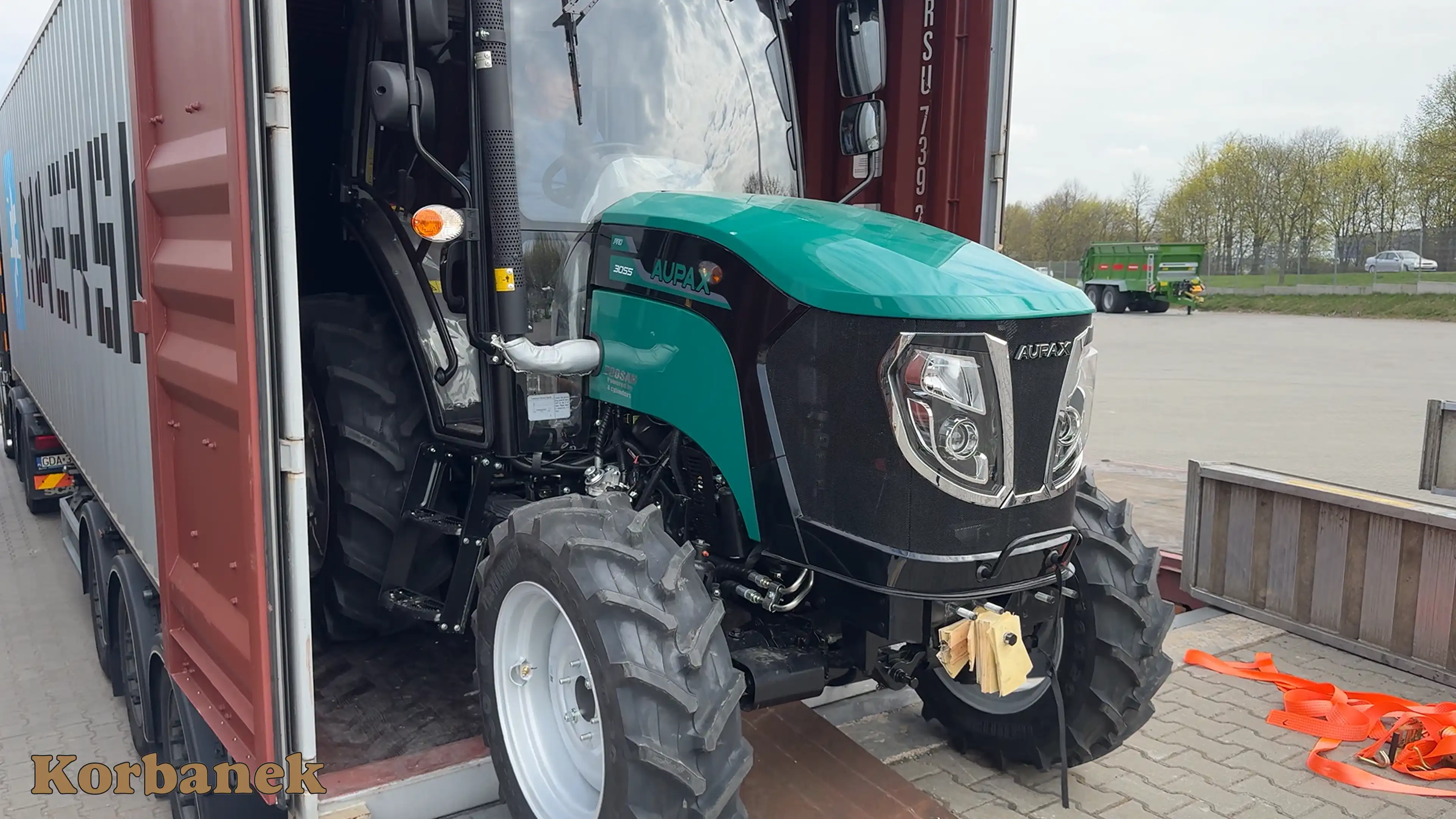 Ciągnik Aupax serii 3000 wyjeżdza z kontenera