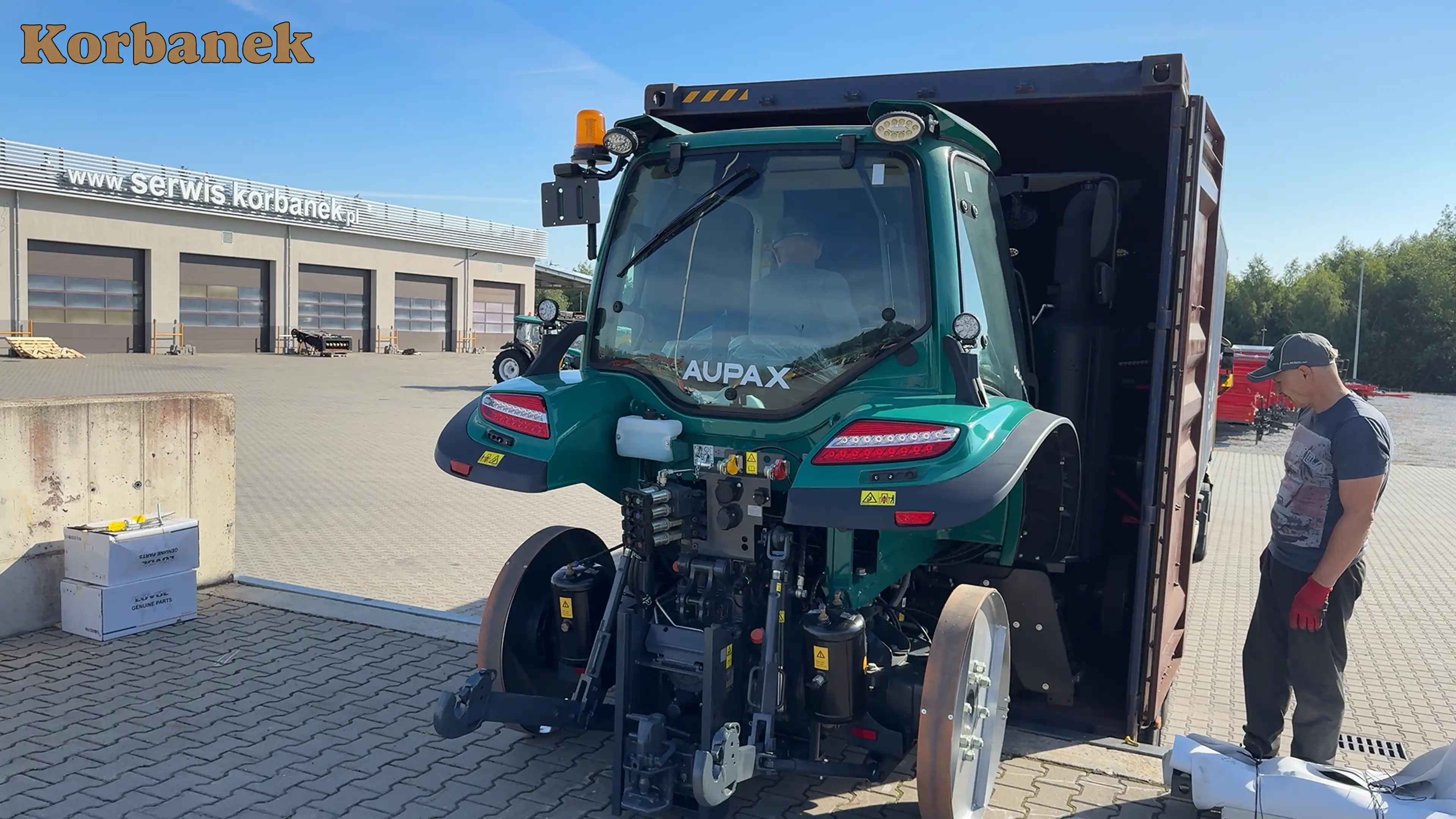 Silnik w Aupax 5130 posiada moc maksymalna 119 kW/161,8 KM wg normy ECE R120 Ze względu na gabaryty ciągnika Aupax 5130 w kontenerez mieszczą się tylko 2 sztuki