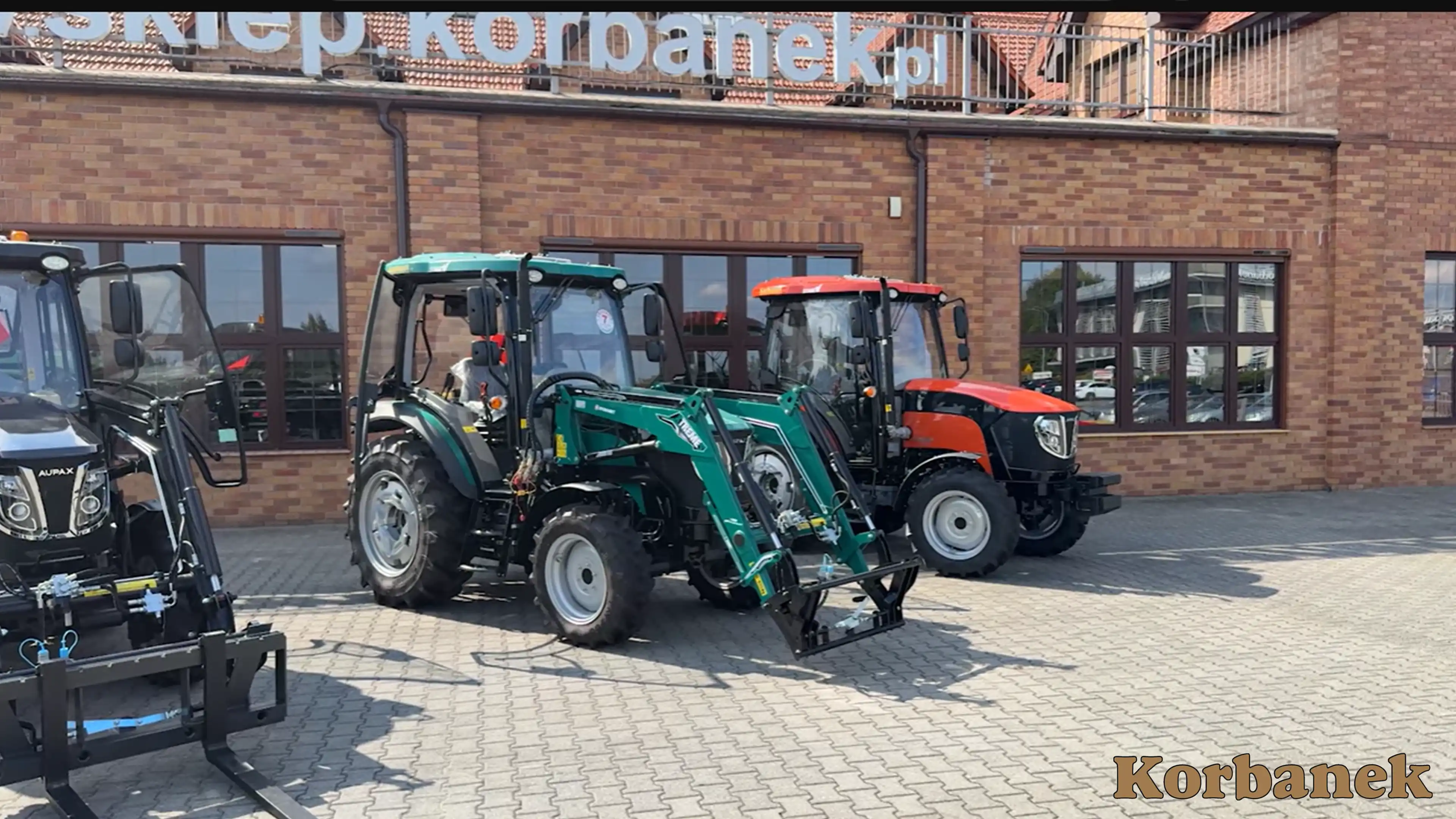 Zaprezentujemy również ciągniki Apax w wersji rolniczej i komunalnej - np modeli 3075