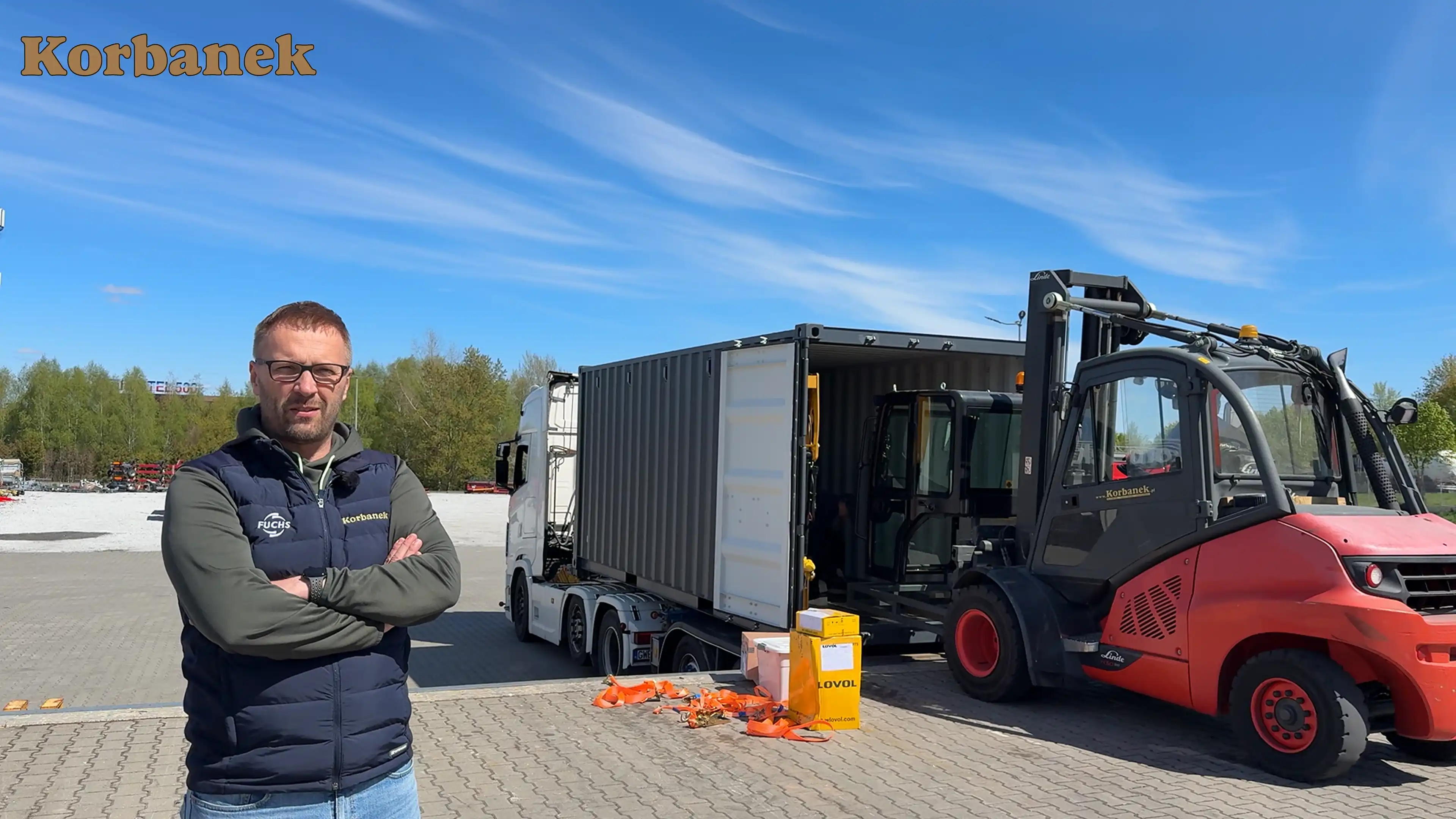 Połączenie silnika KUBOTA, mocnego układu hydraulicznego, kompaktowych wymiarów oraz zgodności z aktualnymi normami emisji spalin sprawia, że maszyna jest przygotowana do intensywnej, codziennej eksploatacji w zróżnicowanych warunkach