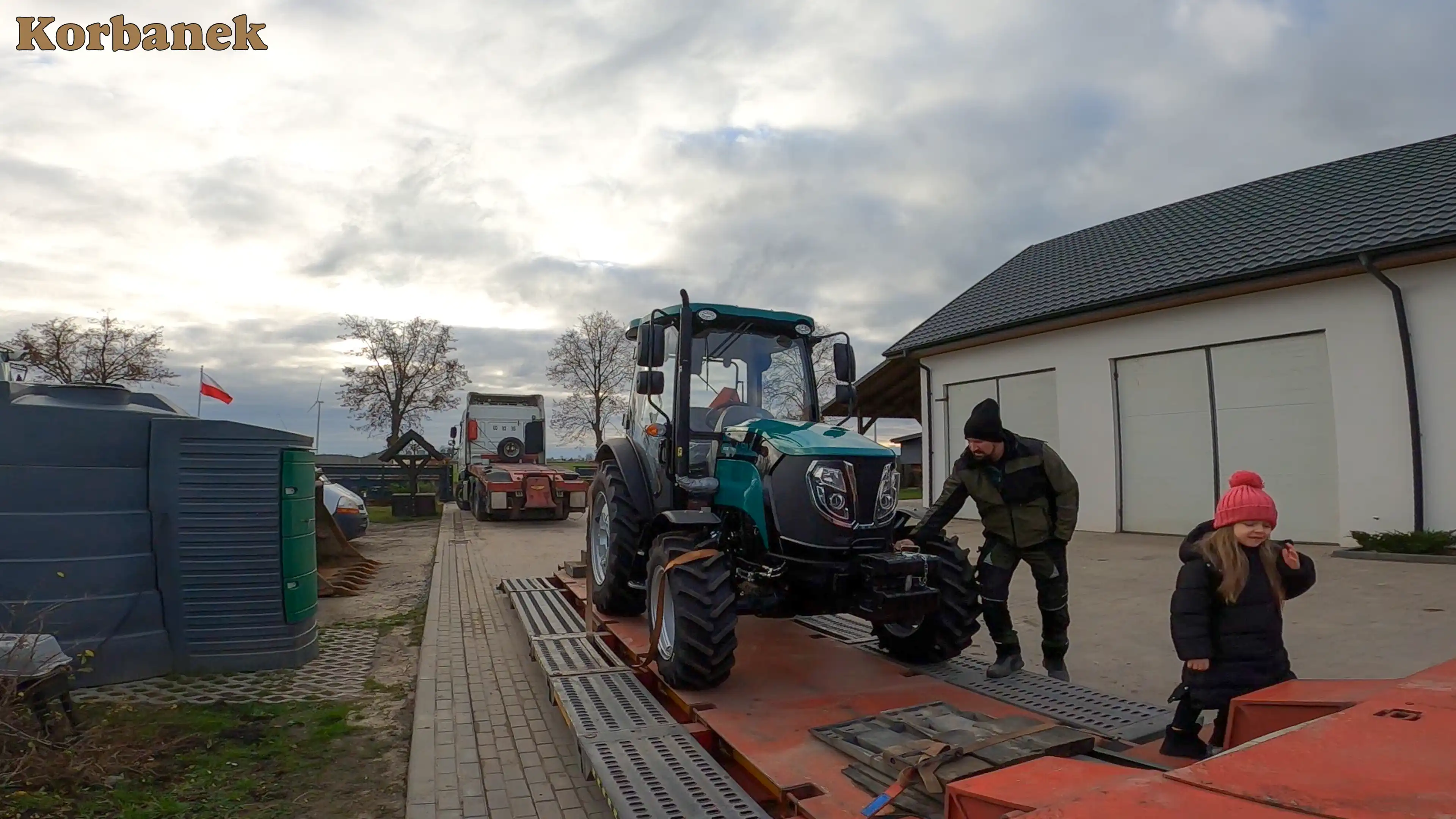 Córka Klienta podczas dostawy już planowałą pierwsze przejażdżki nowym nabytkiem Dostawa nowego nabytku to wydarzenie dla całęj rodziny - nowy ciągnik spodobał się także córce Klienta