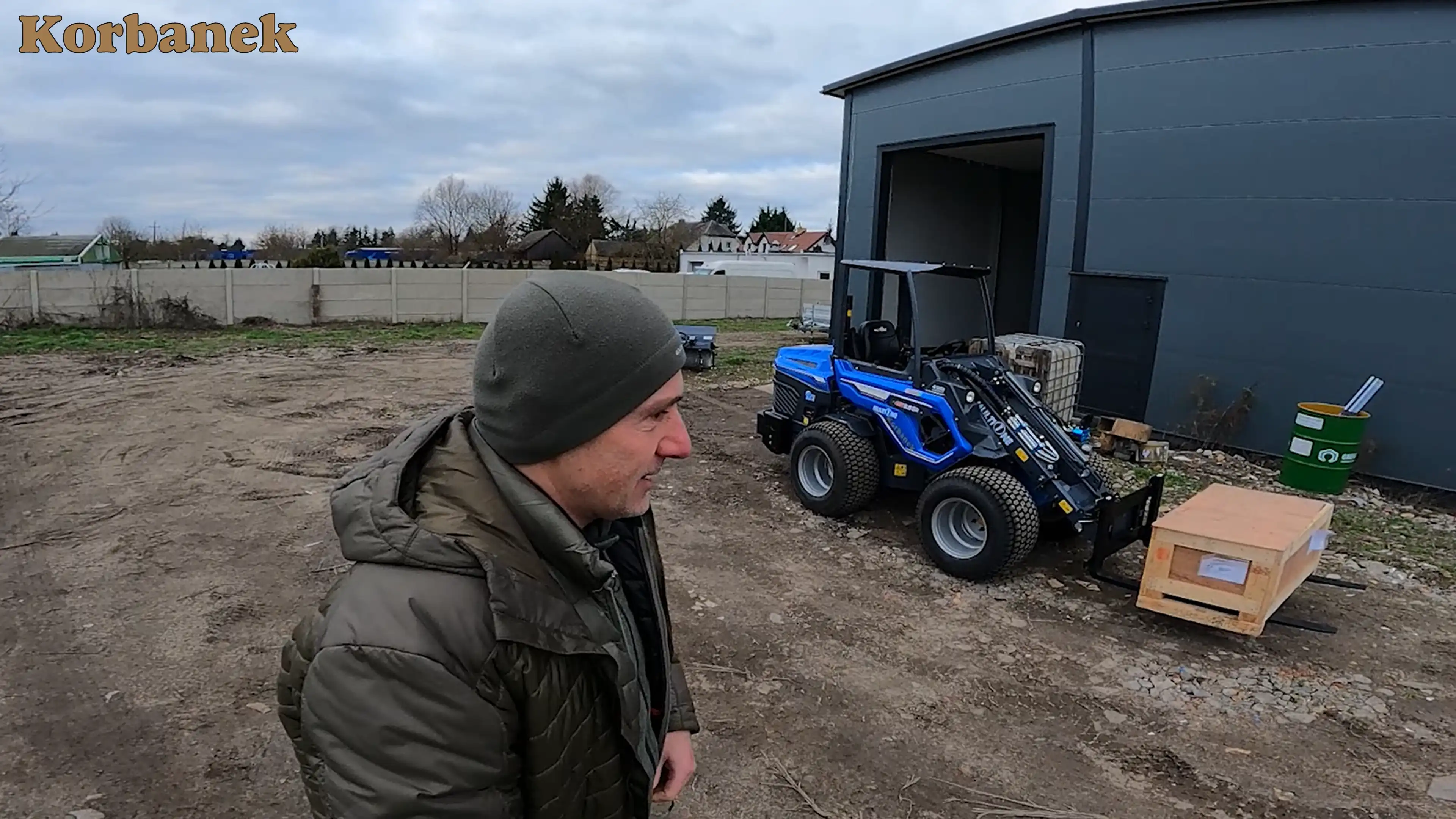 Ładowarki kołowe MultiOne (często określane jako miniładowarki przegubowe) powstały z myślą o pracy tam, gdzie liczą się zwrotność, niski nacisk na podłoże i możliwość szybkiej zmiany osprzętu