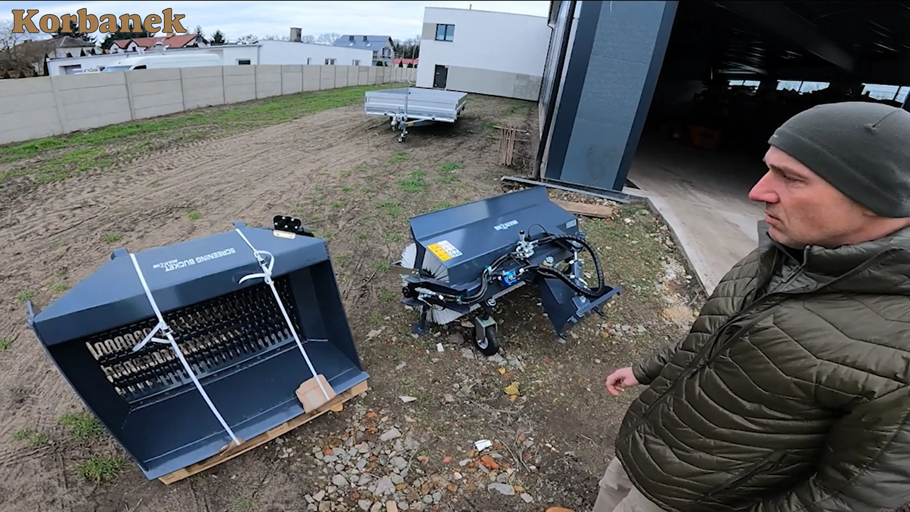 Do miniładowarek MultiOne producent oferuje ponad 180 różnych osprzętów, co czyni tę maszynę bardzo uniwersalną