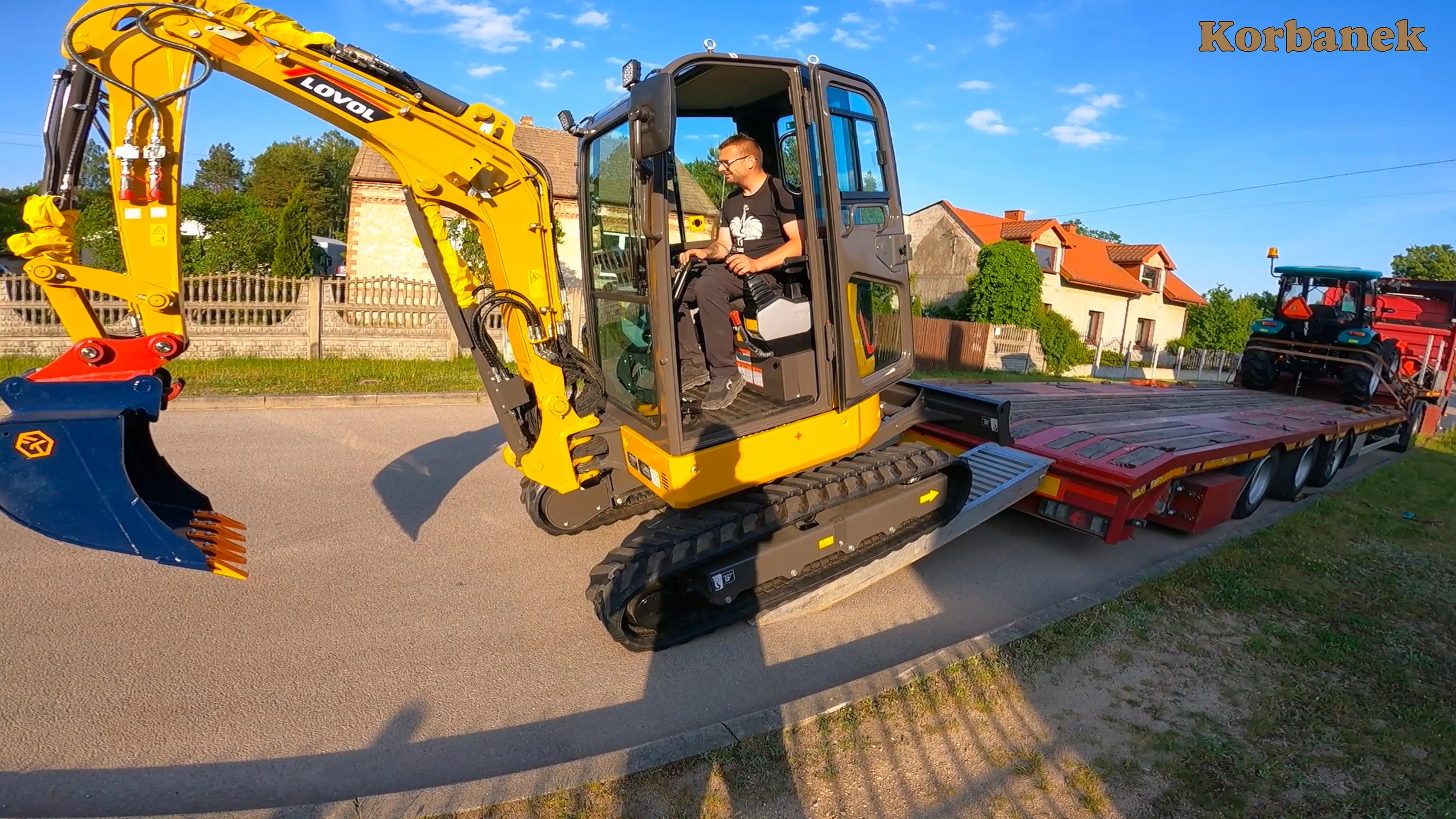 Firma Lovol to ceniony producent maszyn rolniczych oraz budowlanych. Produkty obecne są na rynkach azjatyckich, jak i europejskich. Zakłady oraz montownie znajdują się w Chinach, oraz Indonezji