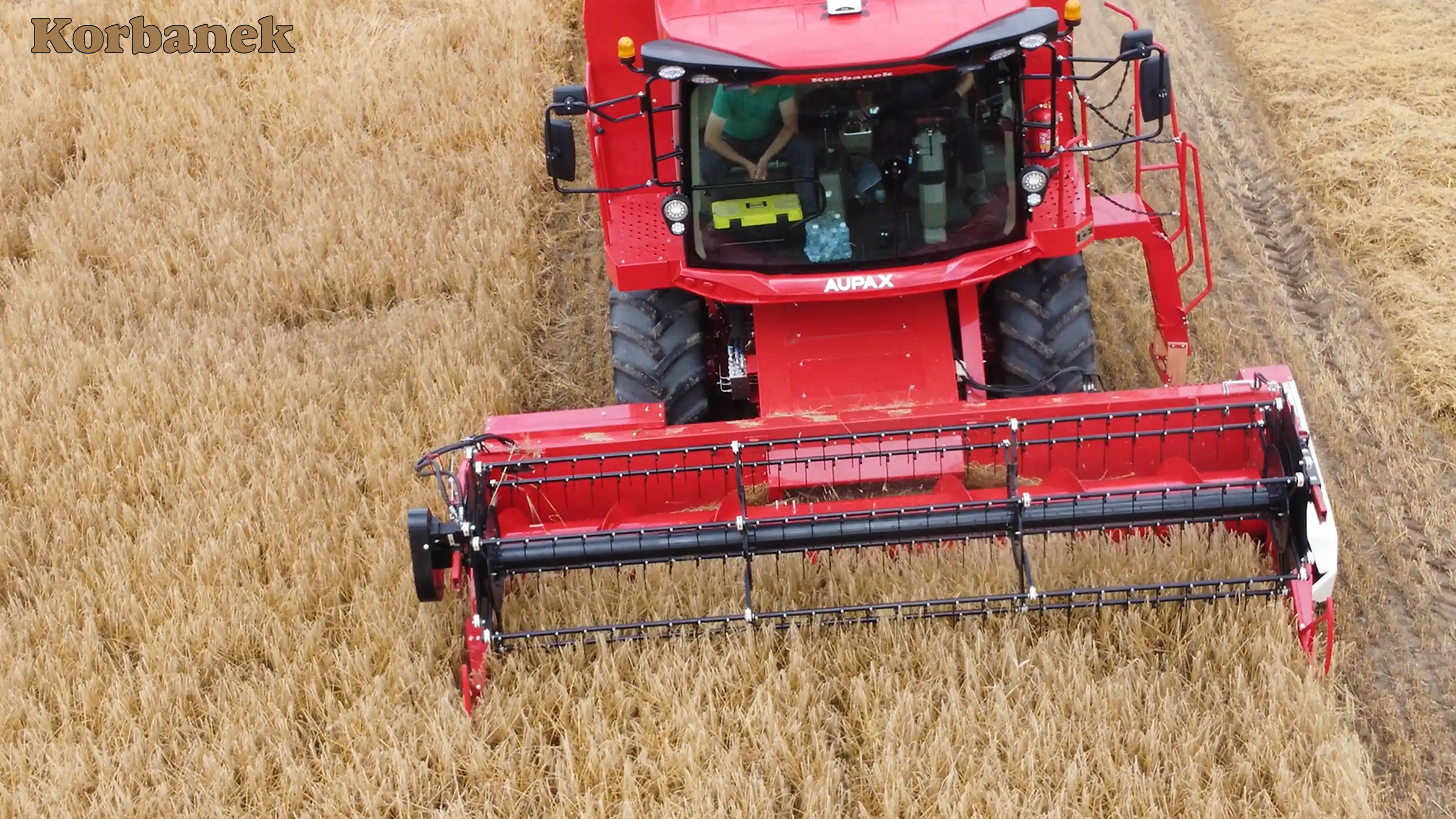 Przestronna kabina, klimatyzacja, ogrzewanie, siedzisko dla pasażera to cechy wyróżniające Aupax GV 100 Aupax GV 100 to kompaktwy, ale wydajny kombajn dla średnich gospodarstw