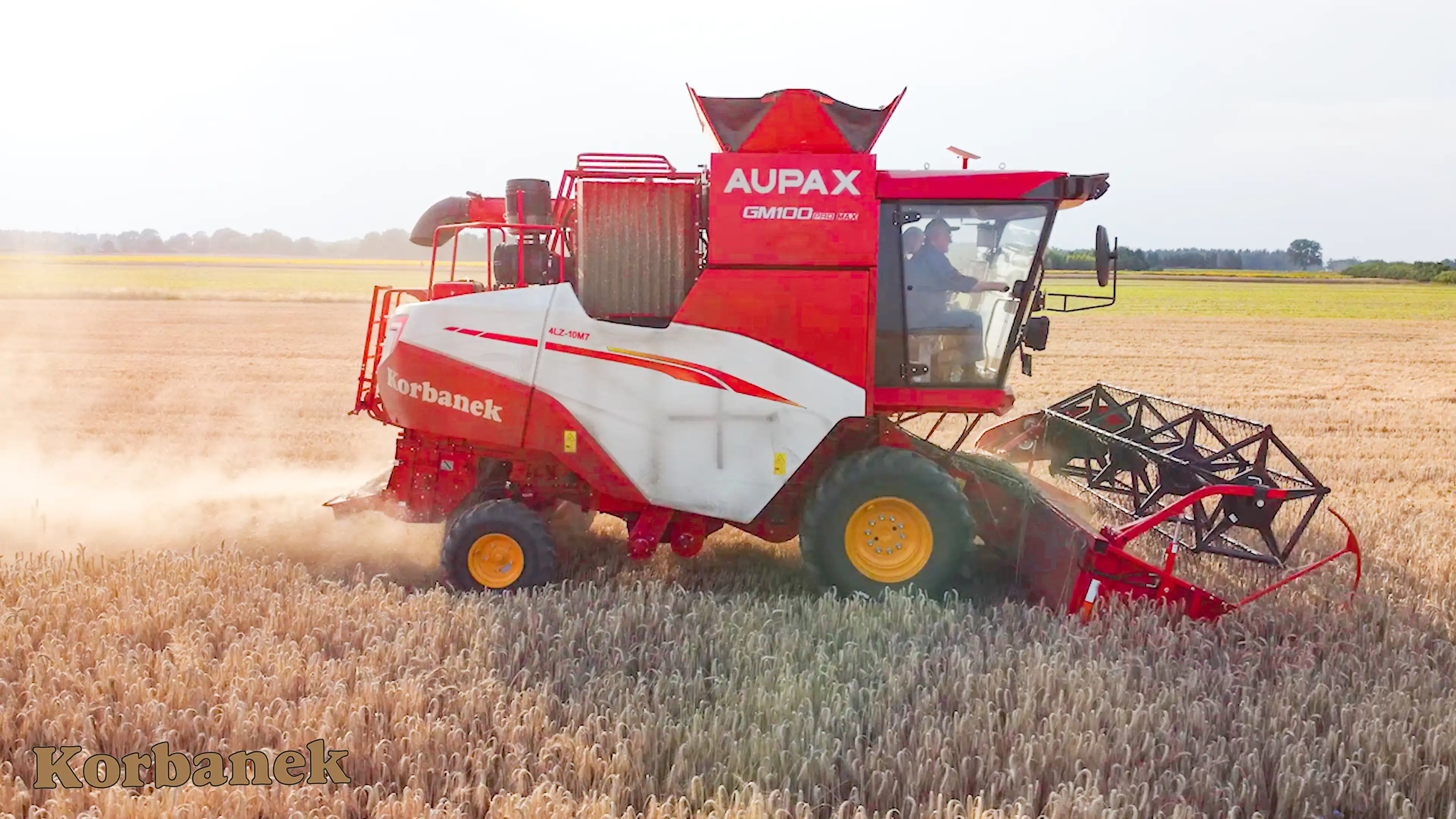 Nowości na naszym stoisku to będą bez wątpienia kombajny Aupax, które wzbudzają dość spore emocje na rynku agro