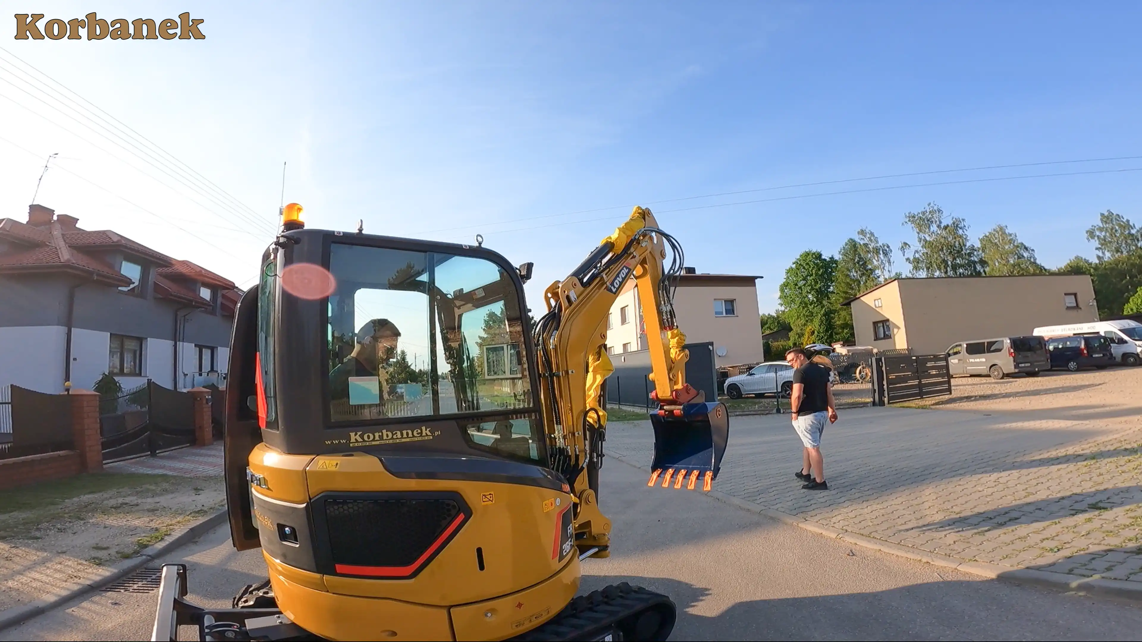 Mini koparki LOVOL model FR26F-u to  model  o wadze operacyjnej 2 800 kg idealnie sprawdzi się w pracach o szerokim zakresie