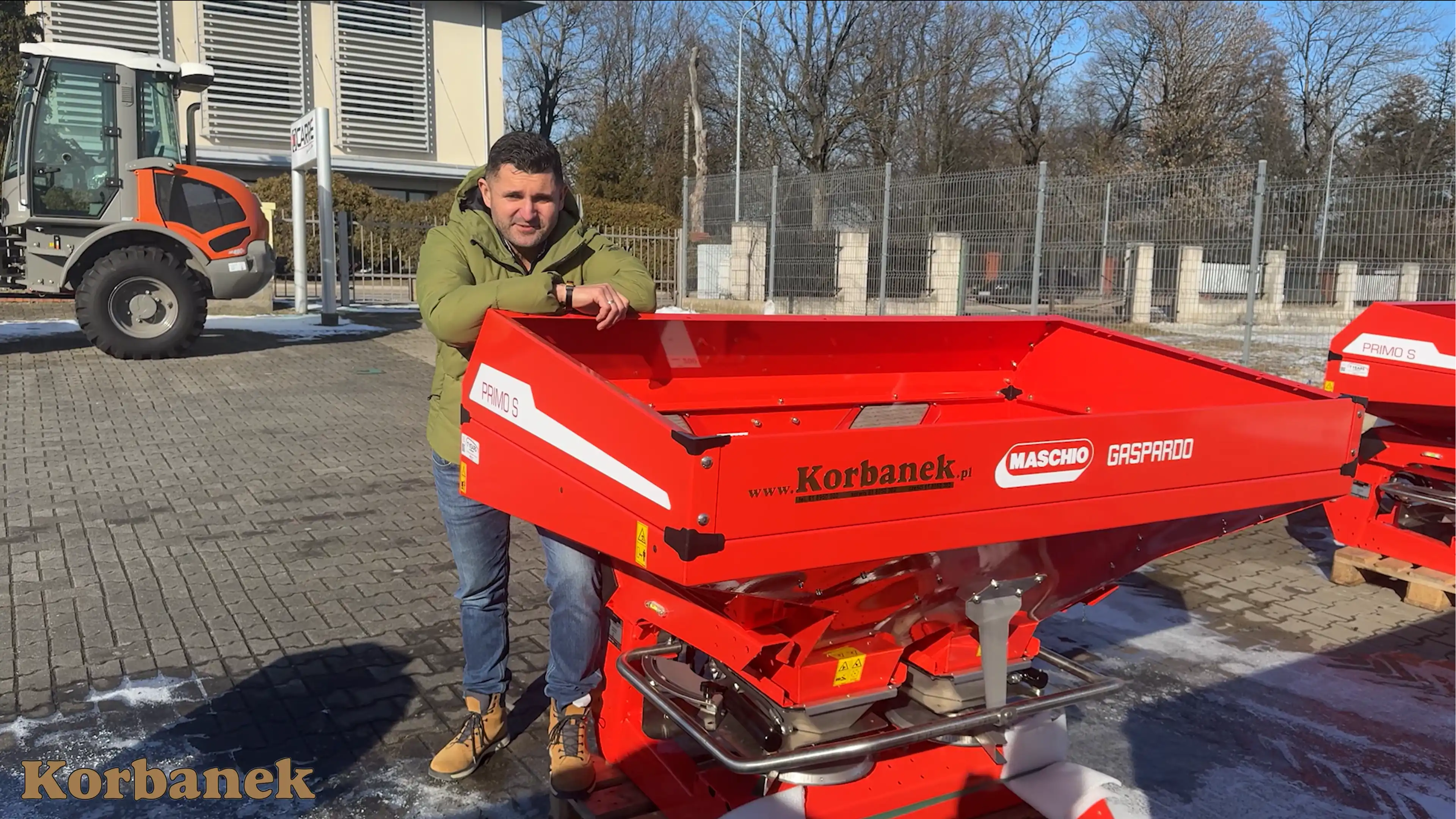  PRIMO S w wersji M (ręczna regulacja rozsiewu) zbudowany jest w kompaktowym rozmiarze odpowiednim dla ciągników o mocy od 40 do 120 KM.