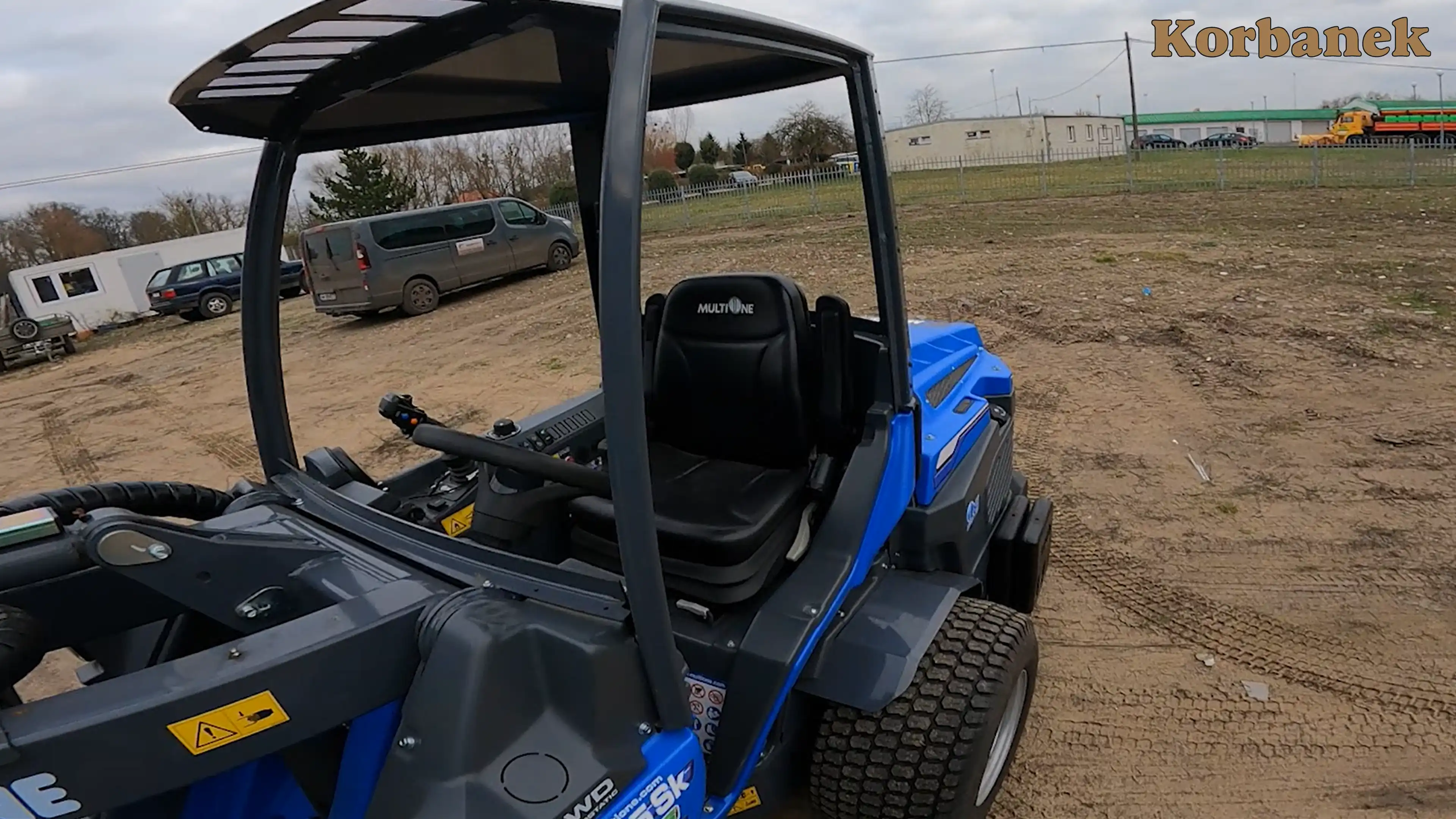 Szerokie oraz wygodne wejście dla operatora, możliwość montażu kabiny wraz z klimatyzacją w autoryzowanym serwisie po zakupie maszyny
