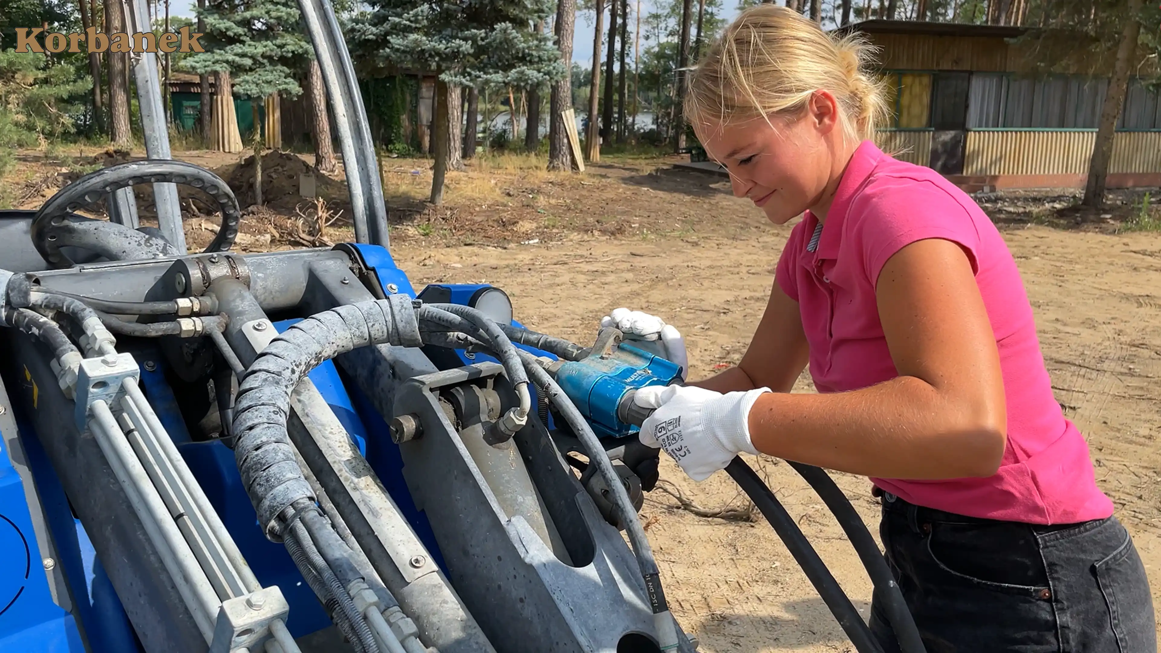 Multizłącze w MultiOne  to innowacyjny system sprzęgający dla przedniego osprzętu, który umożliwia połączenie przewodów hydraulicznych w ciągu kilku sekund bez stresu