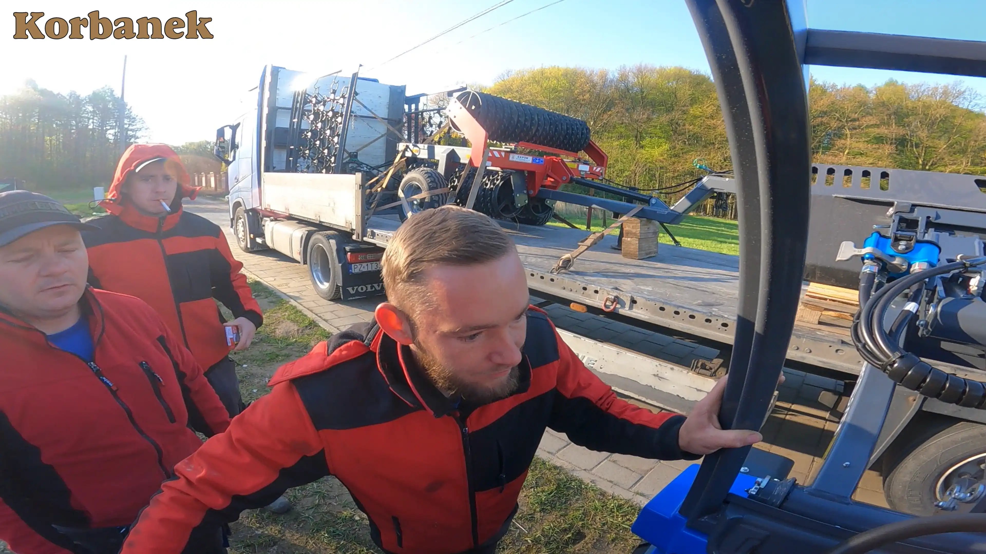 Pracownicy Pana Adama cieszą się z maszyny, która znacznie ułatwi im pracę