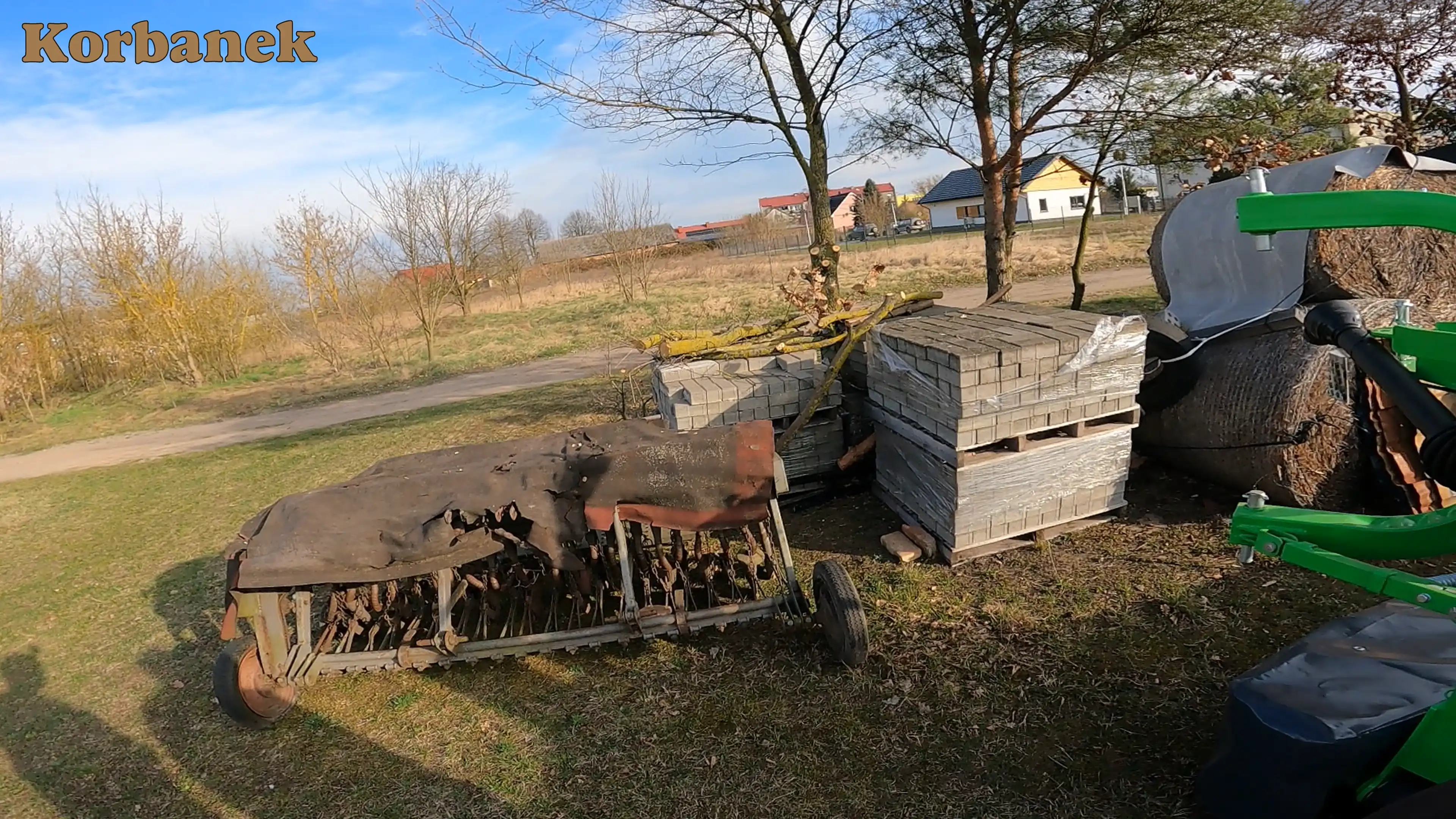 Gospodarz z Krzyszyc posiadał kiedyś kosiarkę konną - teraz nadaje się ona tylko do muzeum