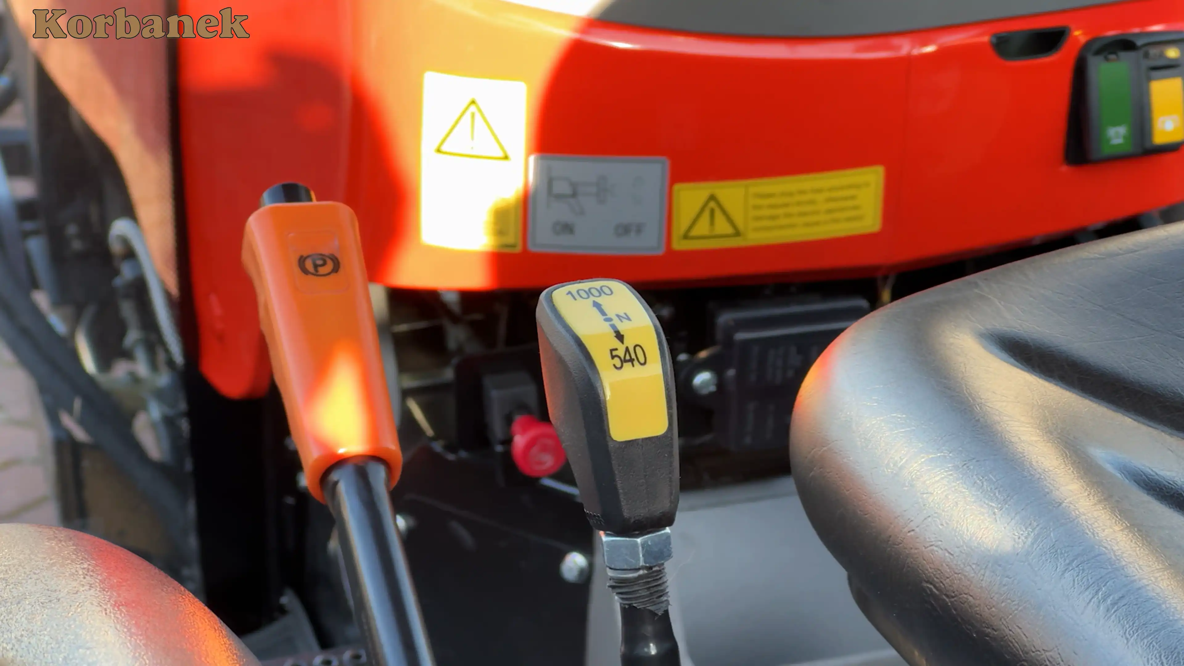 Każdy model wyposażony jest w dwie pary wyjść hydraulicznych. Wałek odbioru mocy ma dwie prędkości 540 i 1000 obr./min.