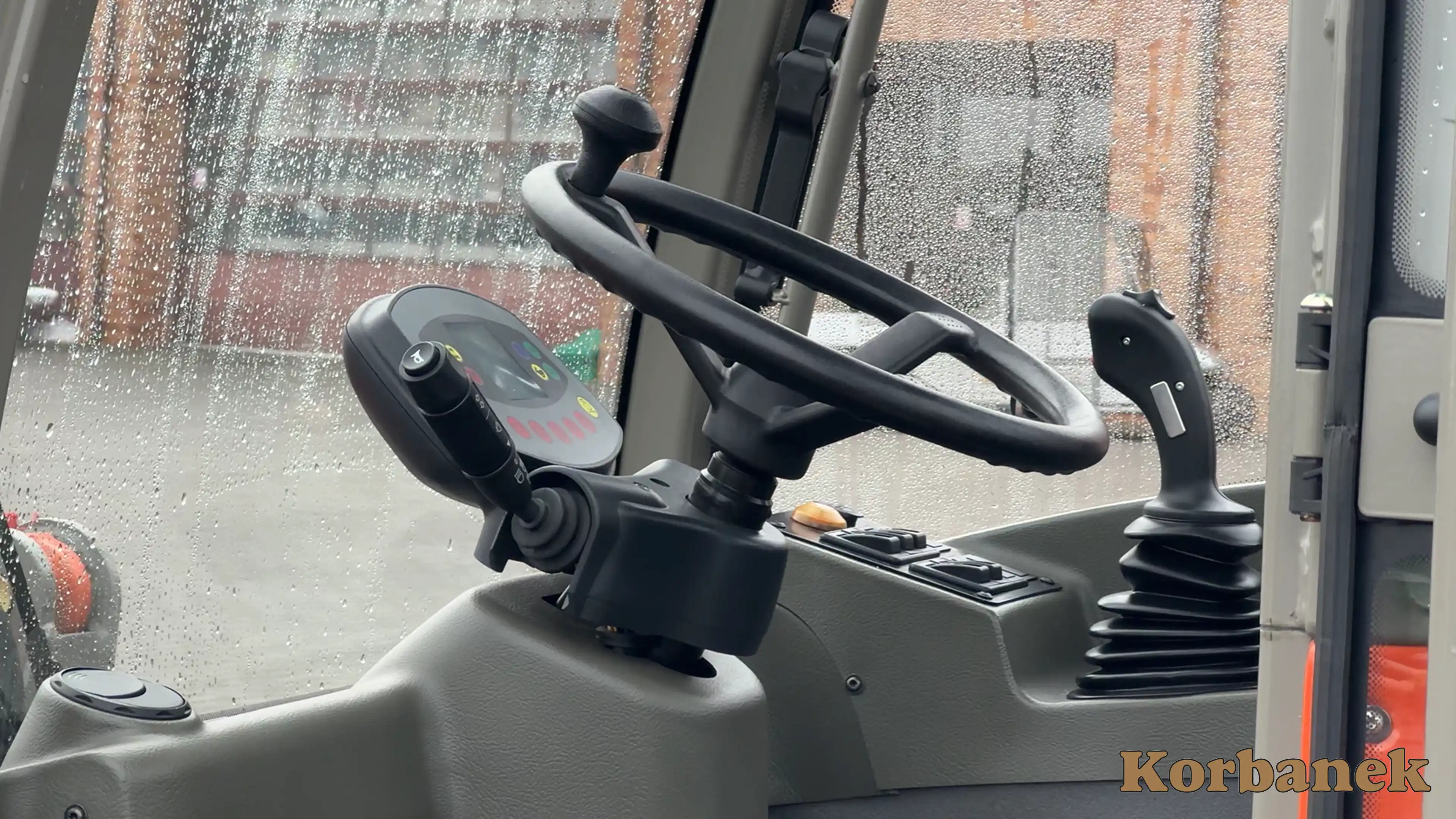 Dzięki zastosowaniu napędu hydrostatycznego mamy do dyspozycji maszynę o bardzo dużej precyzji dla wykonywanych prac z łyżką czy widłami paletowymi