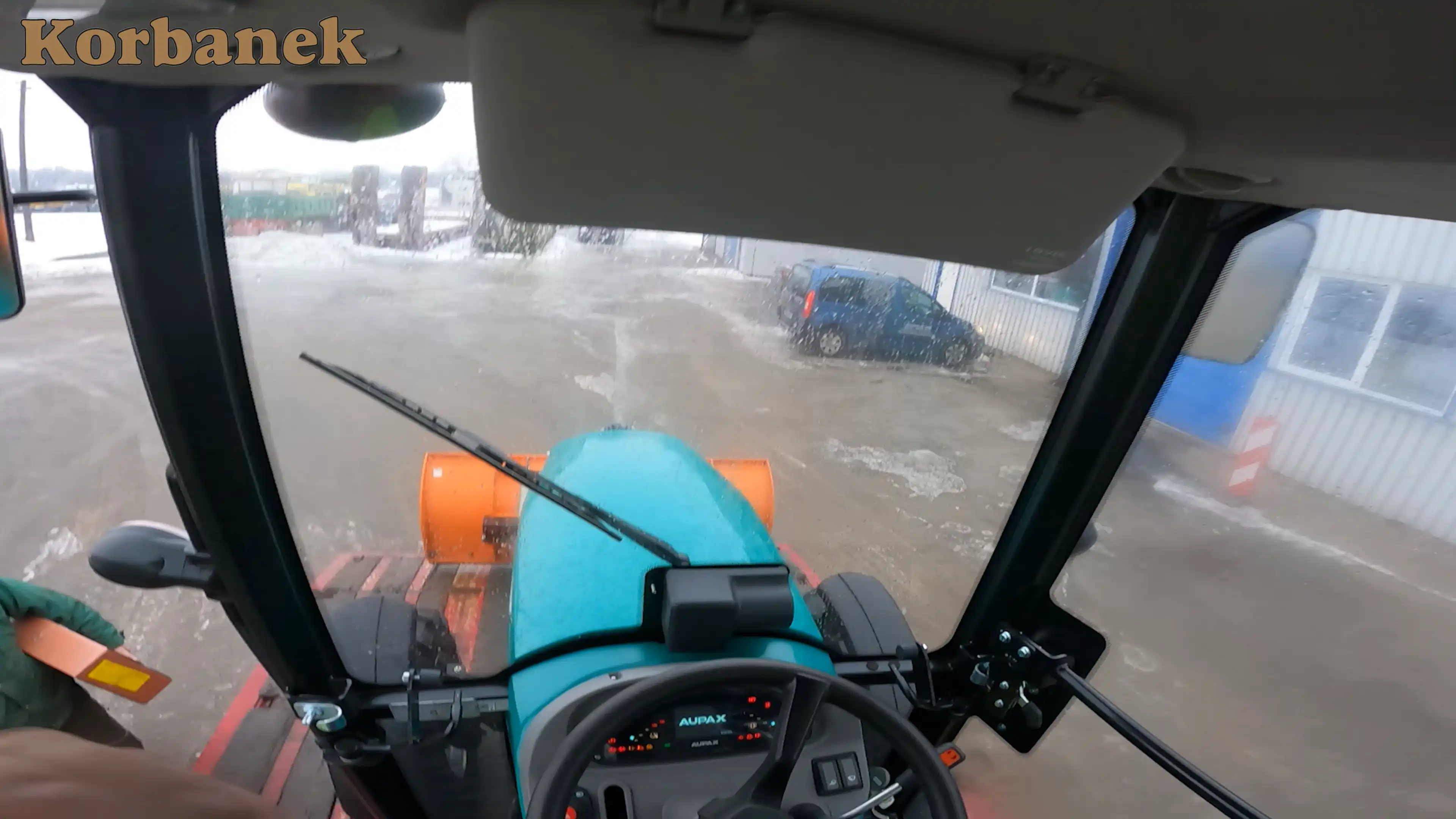 Na zdjęciu wnętrze kabiny Aupax 2025, ogrzewanej i wentylowanej