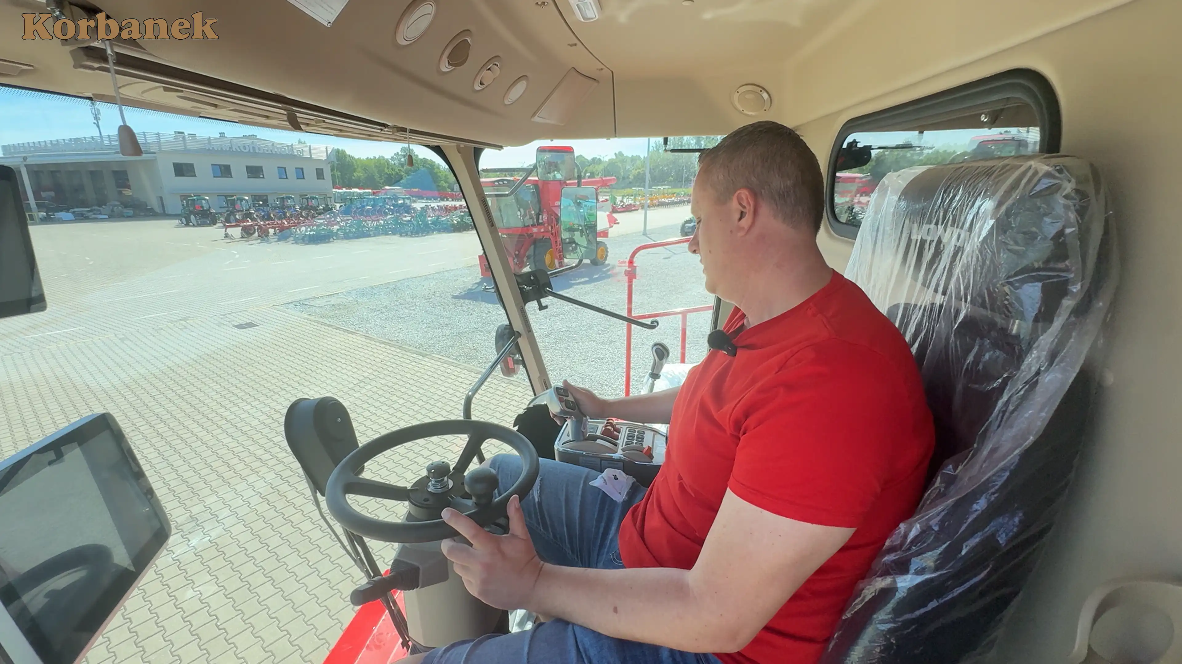 Kabina kombajnów Aupax jest niezwykle przestronna