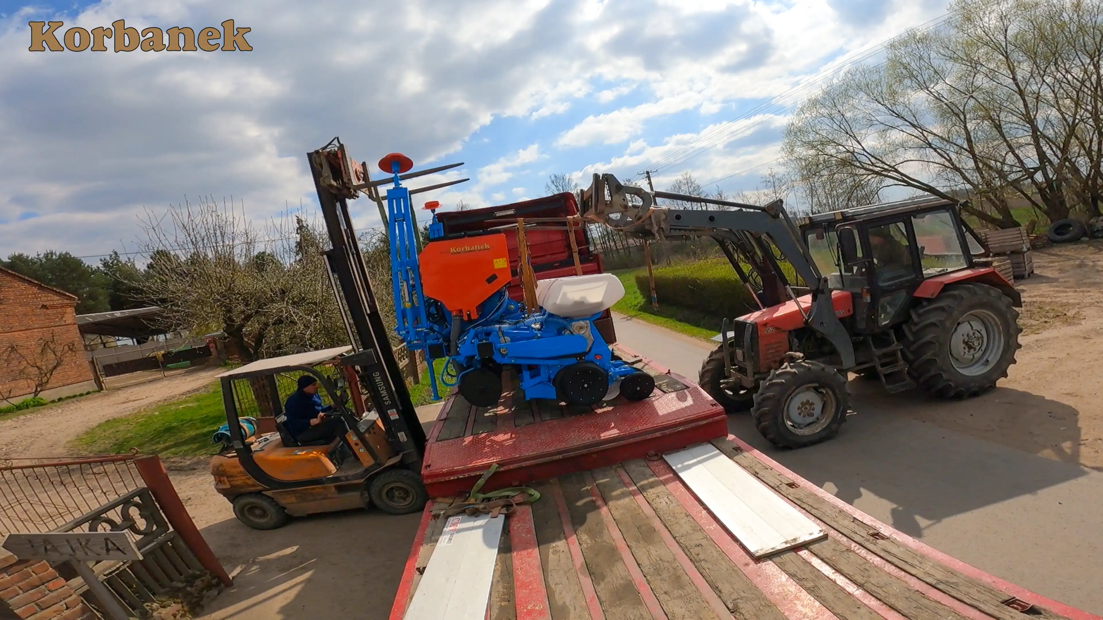 Przy tym rozładunku było dużo emocji, ale finalnie siewnik bezpiecznie udało się sciągnąc z auta Kierowcy Artura