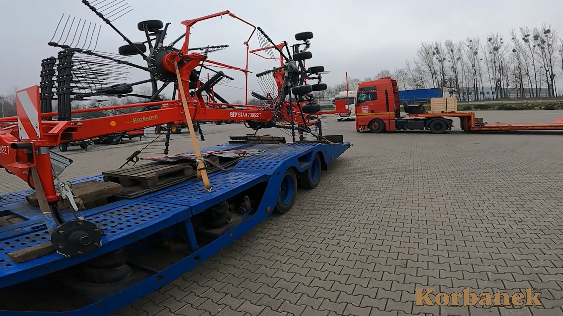 Dzięki skrętnemu zaczepowi są one wyjątkowo zwinne, optymalnie podążają za ciągnikiem i mają mały promień skrętu. Idealnie dostosowują się do terenu i umożliwiają profesjonalne grabienie, nawet na trudnym terenie