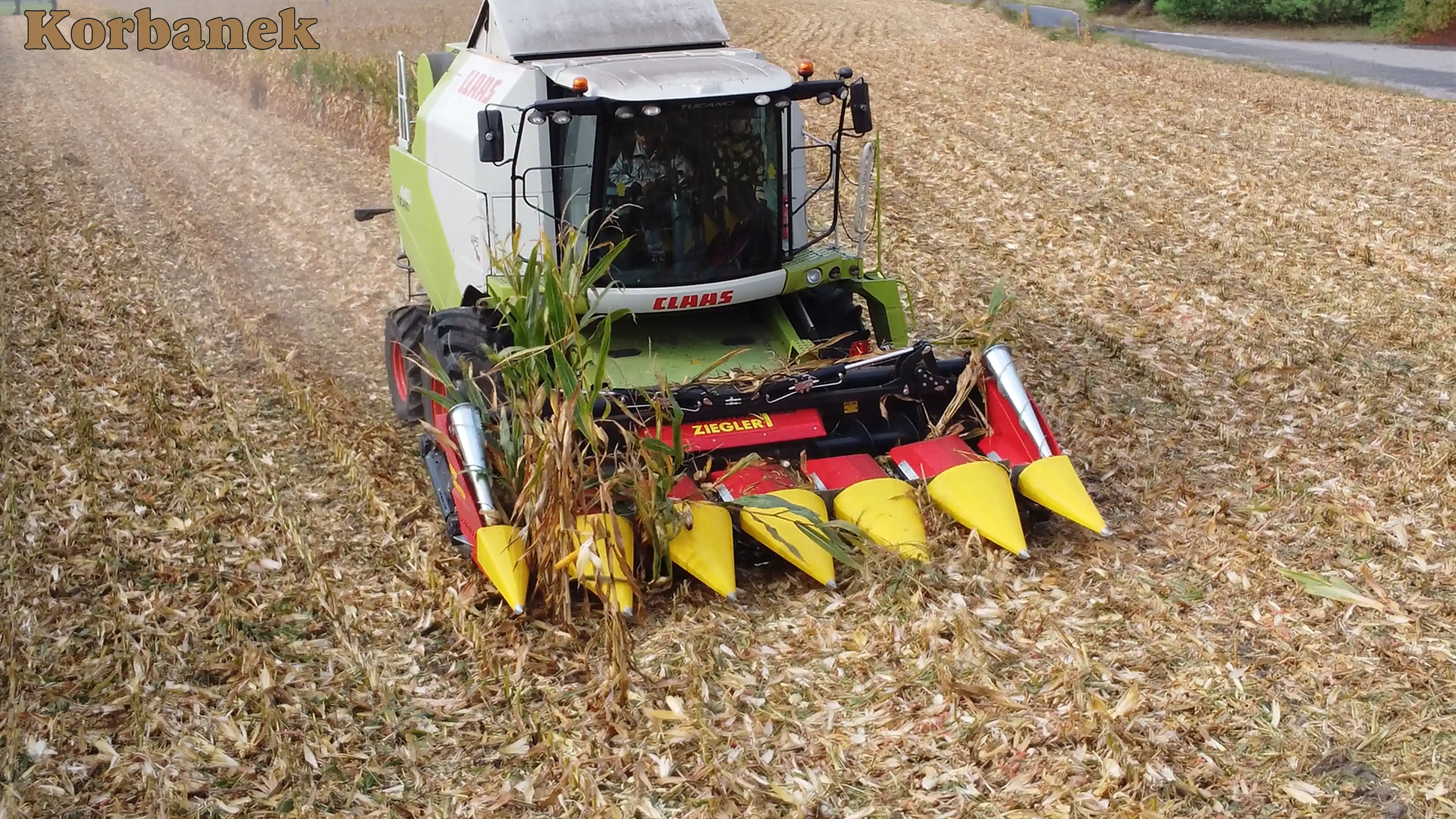 Model Corn Master to solidna, sztywna przystawka, ceniona za trwałą konstrukcję i stabilną pracę nawet w trudnych warunkach polowych Przystawki do kukurydzy Ziegler Corn Master to nowoczesne rozwiązania stworzone z myślą o maksymalnej wydajności i niezawodności zbioru.