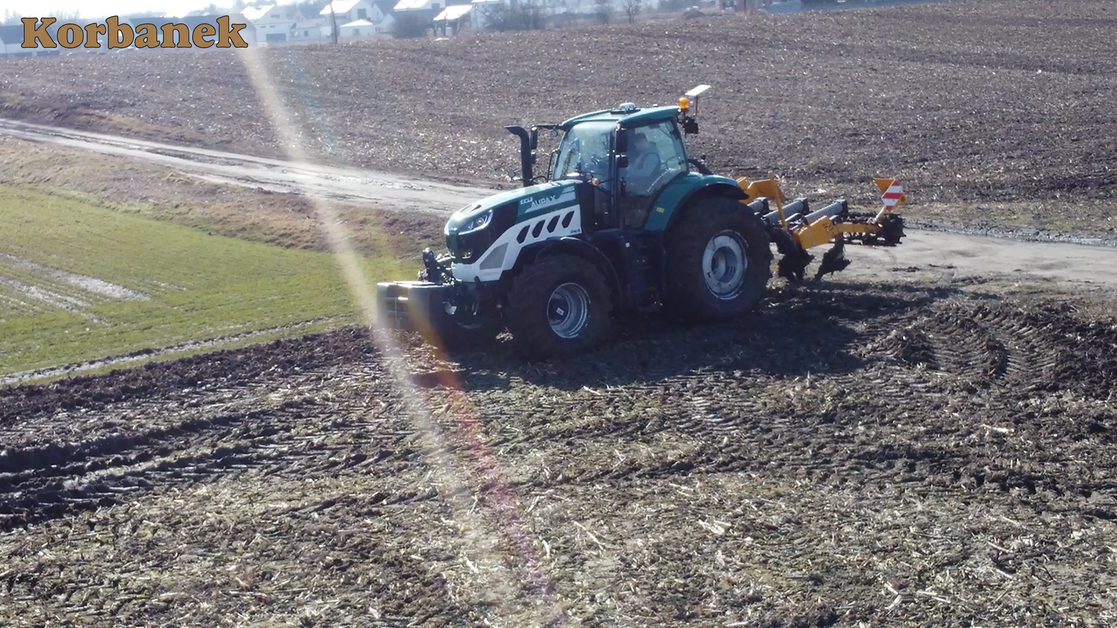 Choć warunki na polu nie są jeszcez optymalne - postanowiliśmy zacząc pracę Aupaxem 7240 z maszyną Agrisem - aby przetestować jego możliwości