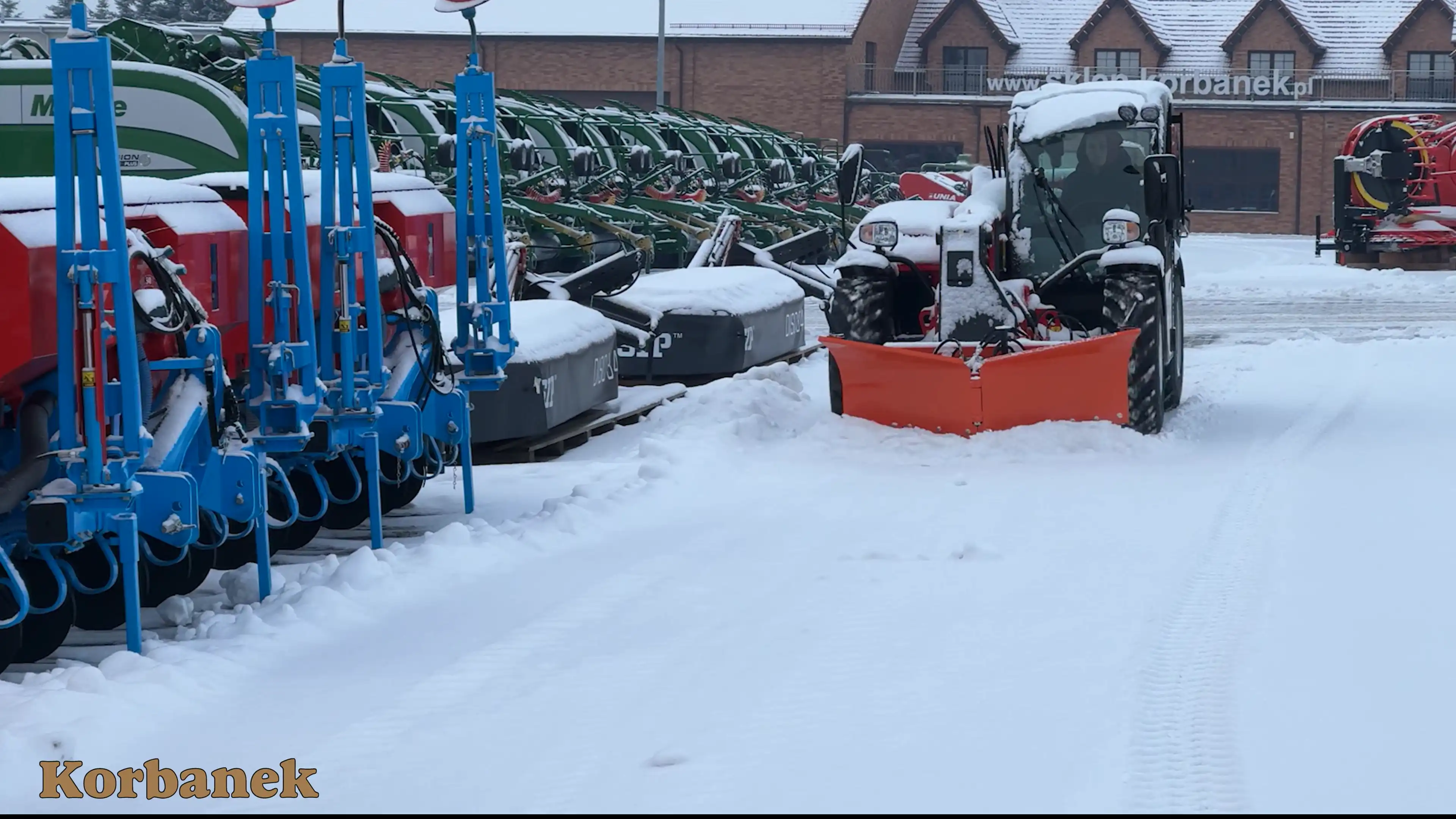 Faresin 6.26 odśnieża plac Korbaek w Tarnowie Podgórnym