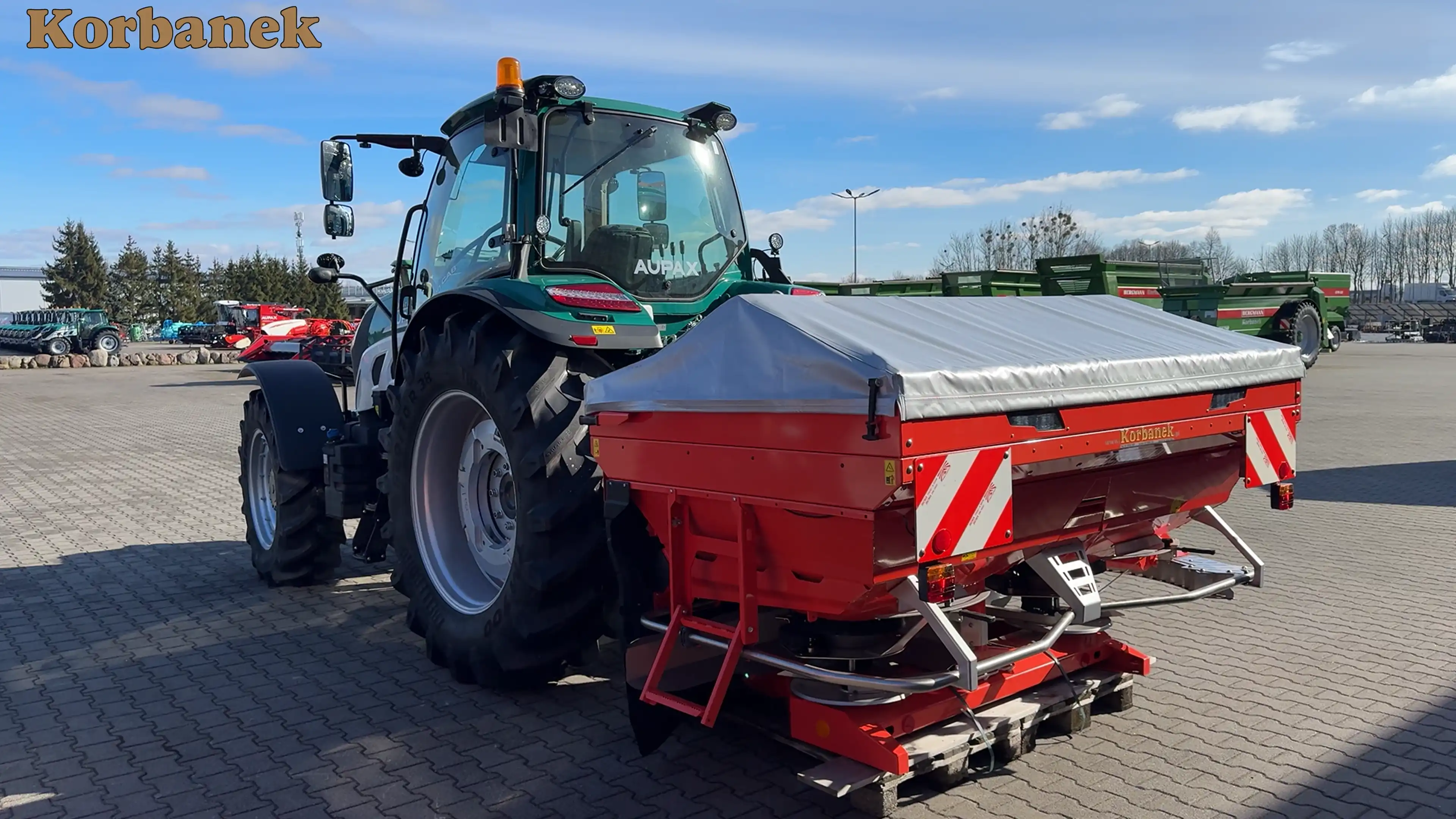 Ciągnik Aupax 5130 świetnie sprawdza się z dobrze doposażonym z nadtawkami rozsiewazcem PRIMO od Maschio Rozsiewacz PRIMO z plandeką w zetsawie z ciagnikiem Aupax 5130