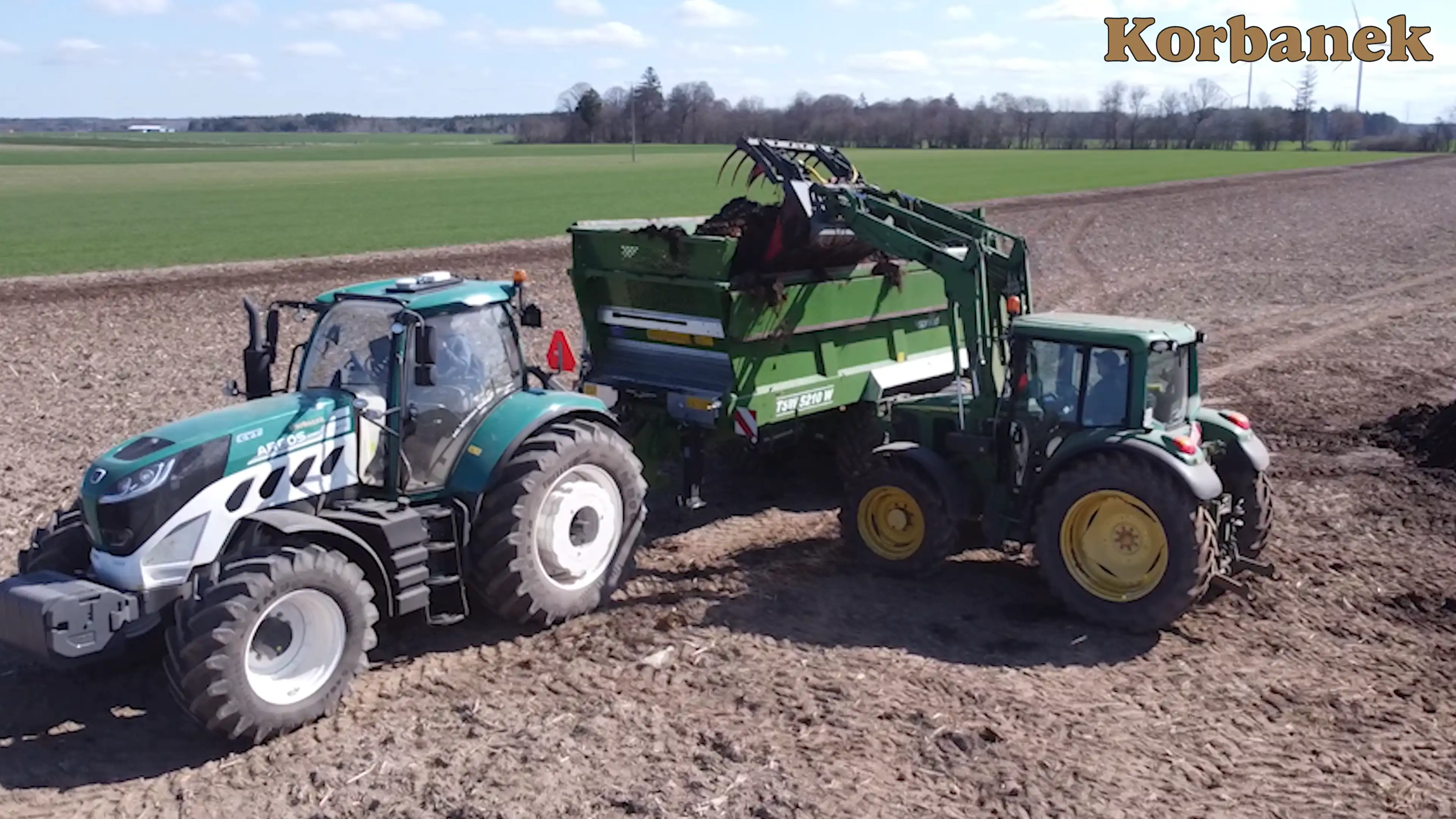 Ciagnik Arbos pracujący z rozrzutnikiem 5210 S świetnie sparwdził się na testach 