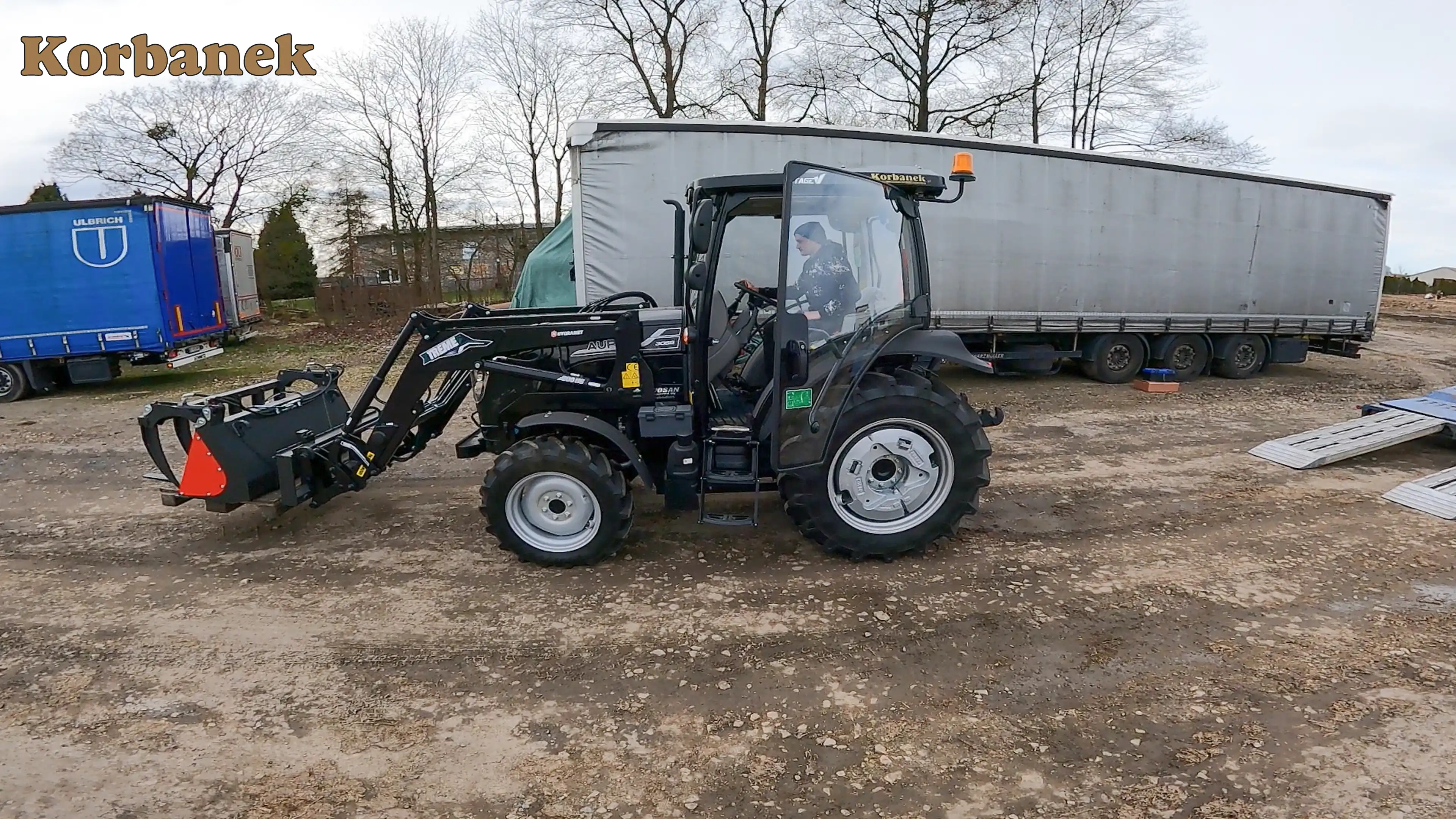 Ciągnik  Aupax 3055 zapewnia komfort operatorowi  -  latem skorzysta z wbudowanej klimatyzacji a zimą ogrzewanie odpowiednio dostarczy ciepła