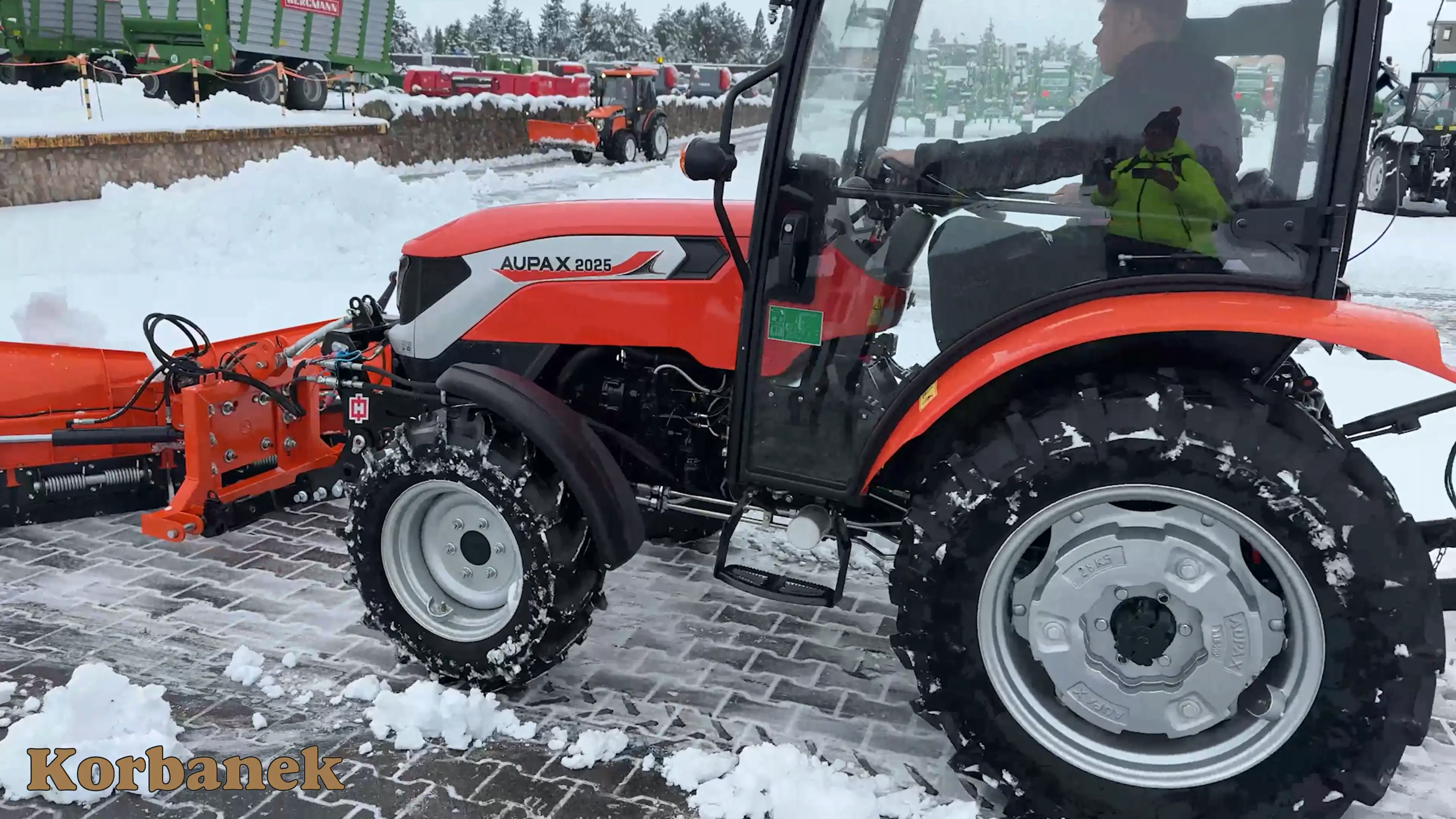 Aupax 2025 nie tylko świetnie odnajduje się w rolnictwie, ale także w sadach, ogrodach, szklarniach, winnicach, budynkach inwentarskich, a także przy zagrodach za sprawą niewielkich gabarytów oraz dobrego promienia skrętu.