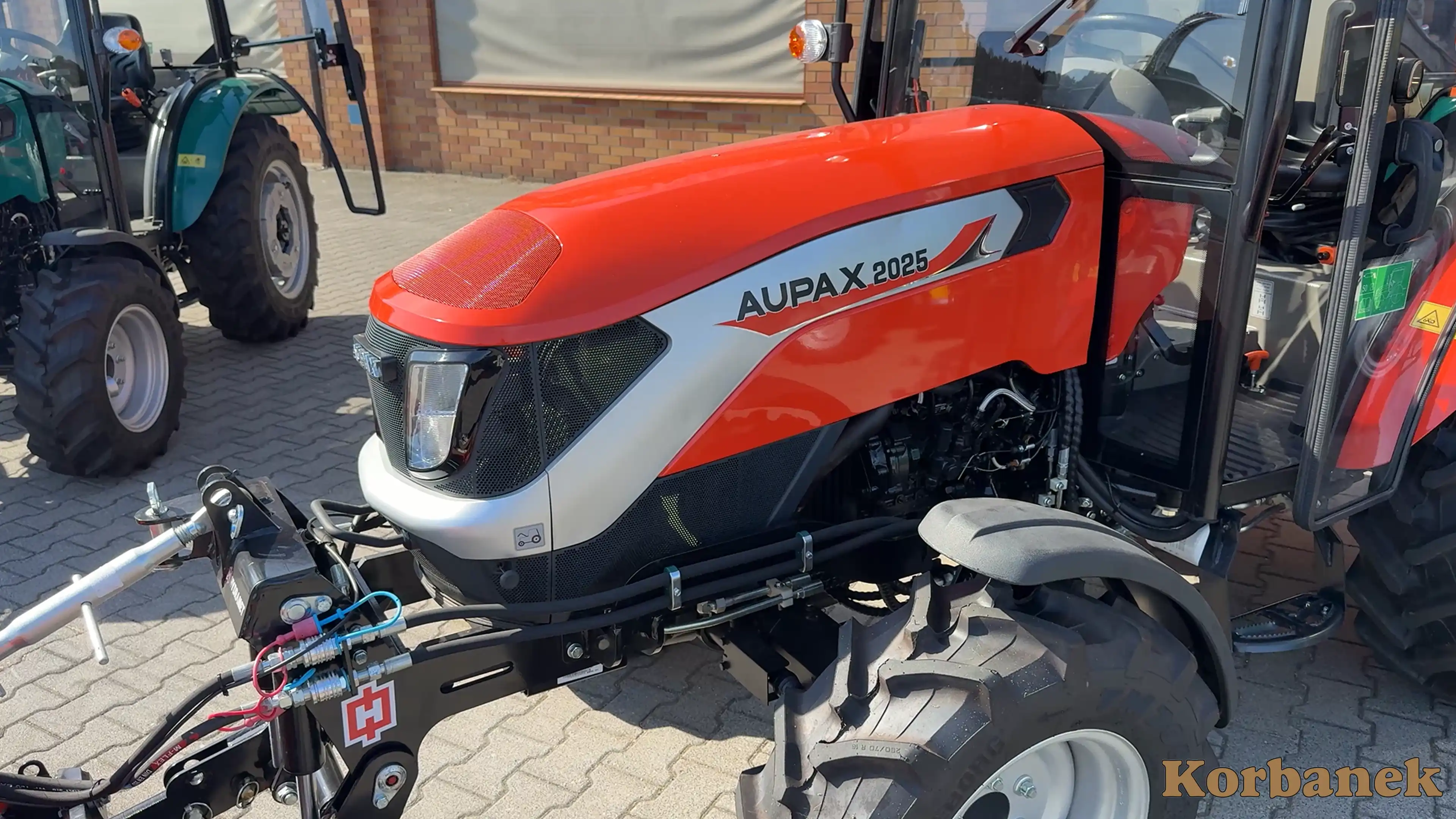 Aupax 2025 nie tylko świetnie odnajduje się w rolnictwie, ale także w sadach, ogrodach, szklarniach, winnicach, budynkach inwentarskich, a także przy zagrodach za sprawą niewielkich gabarytów oraz dobrego promienia skrętu.