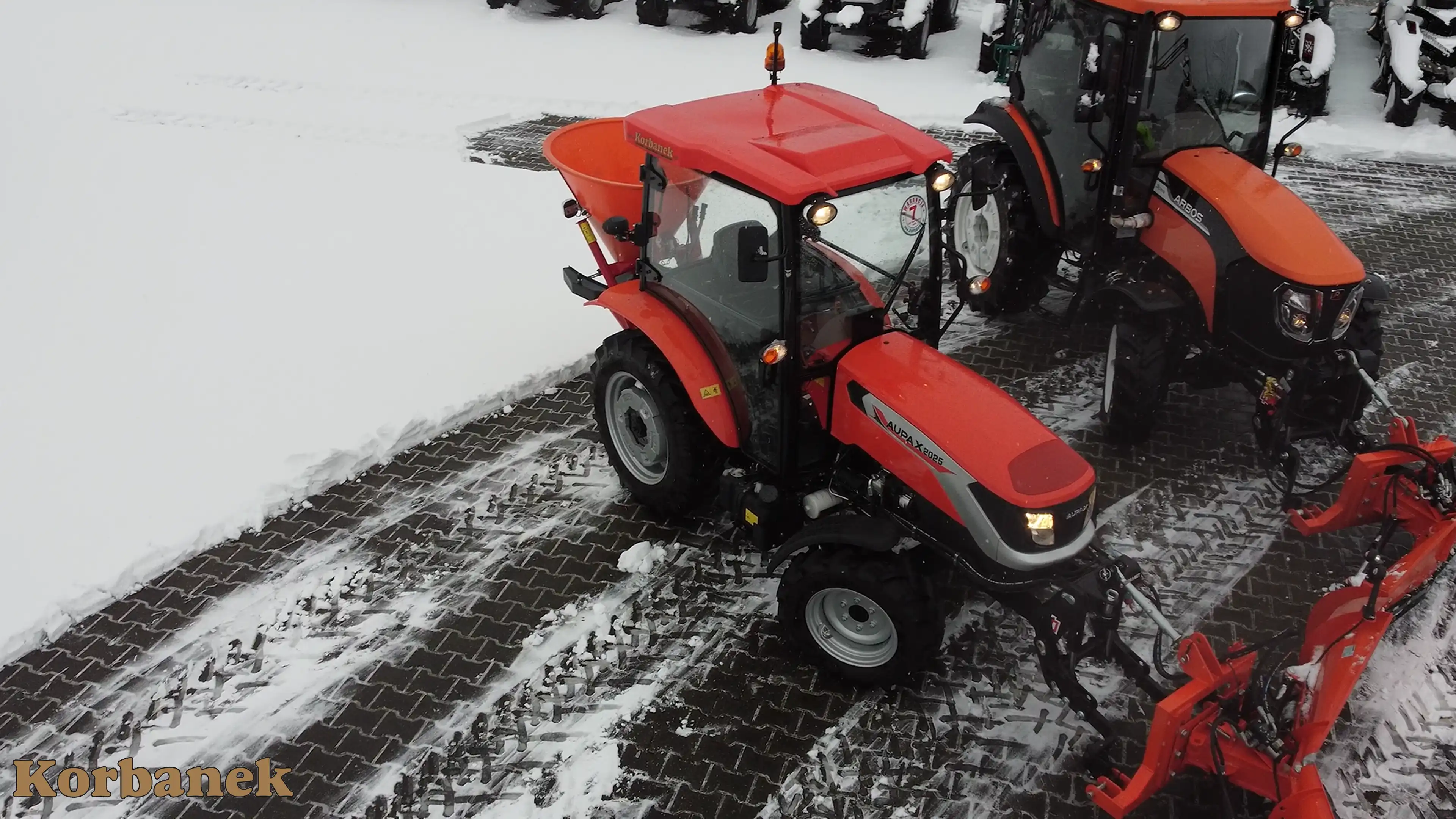 Aupax 2025 można  wykorzystywać przy pracach komunalnych takich jak odśnieżanie, posypywanie, koszenie, zgrabianie i transportowanie. 