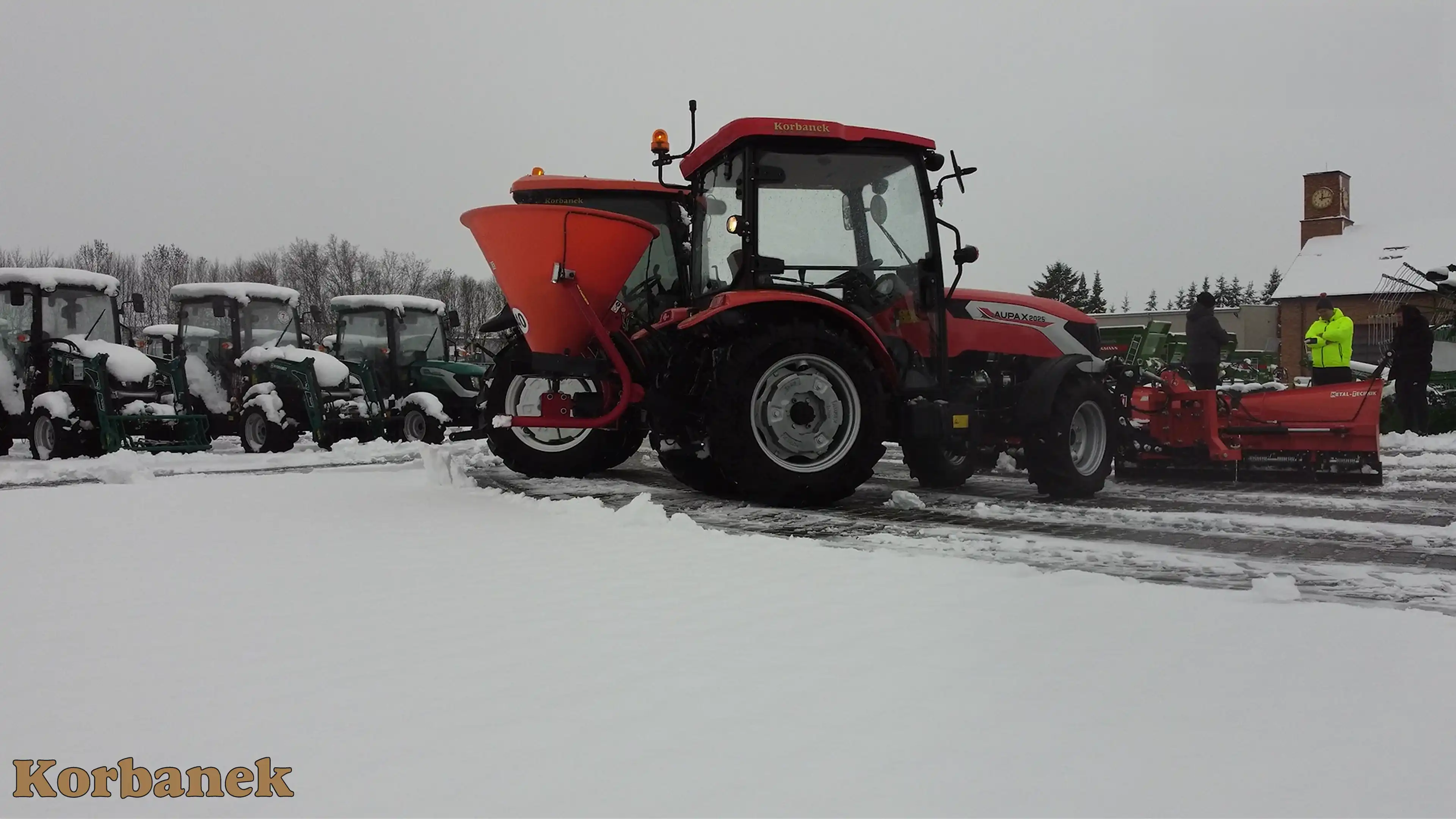 Choć gabaryty ciągnika są niewielkie, jego kabina została zaprojektowana z myślą o zapewnieniu optymalnych warunków pracy, łącząc przestronność z ergonomicznym rozmieszczeniem elementów sterujących