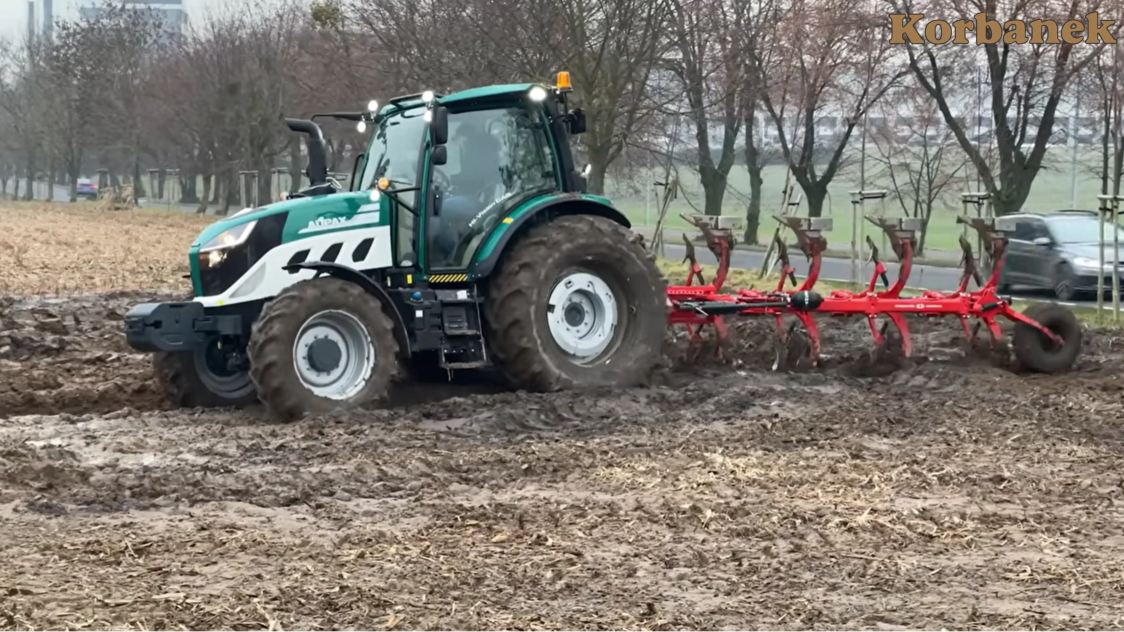 Pługi Gregoire Besson wyposażono w korpusy płużne z odkładnią pełną śrubową i półśrubową , odkładnią ążurową Ciągnik Aupax na polu z pługiem Gregoire Besson