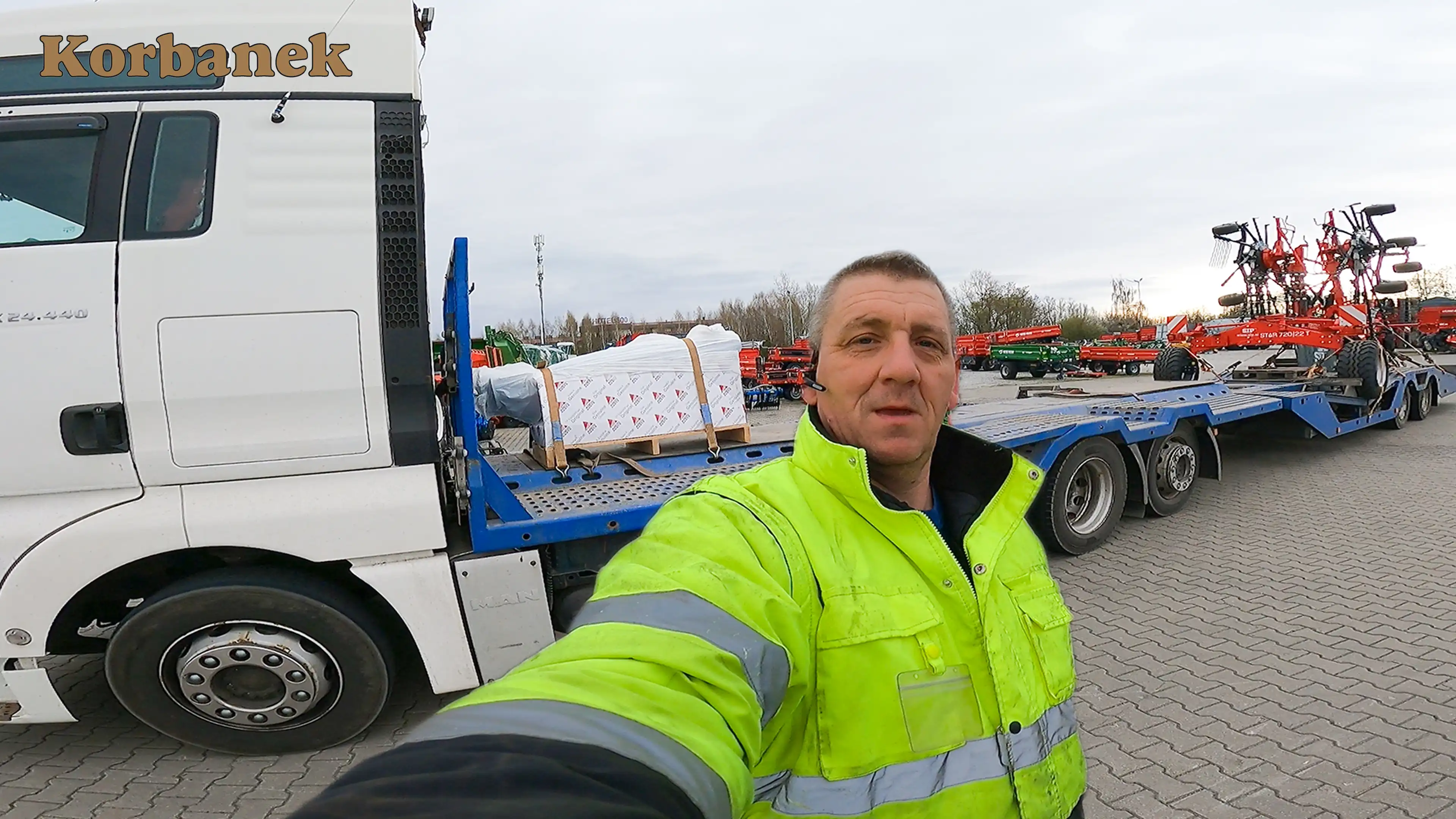 Piciu przy swoim aucie na placu Korbanka tuż po załadunku