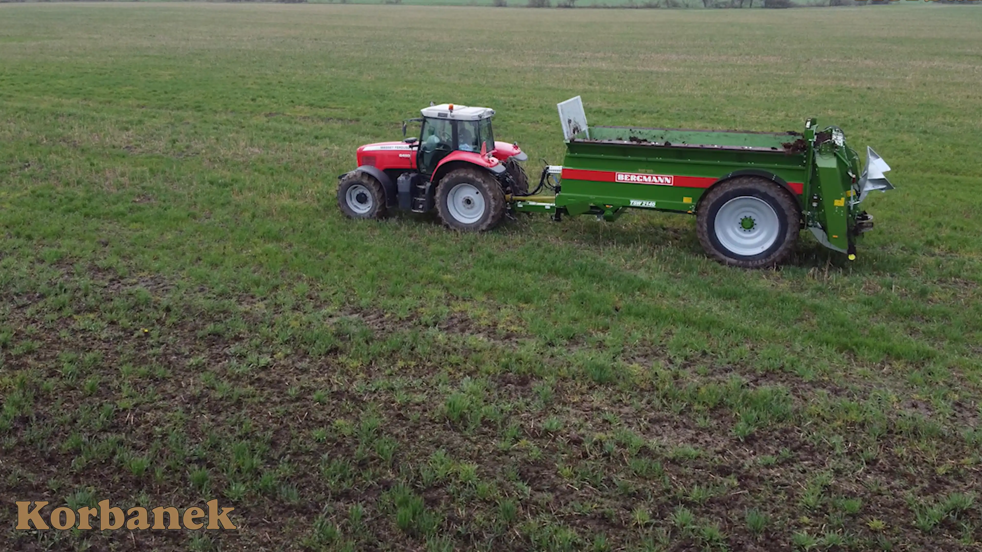 Rozrzutnik obornika TSW 2140 z ciągnikiem Massey Ferguson
