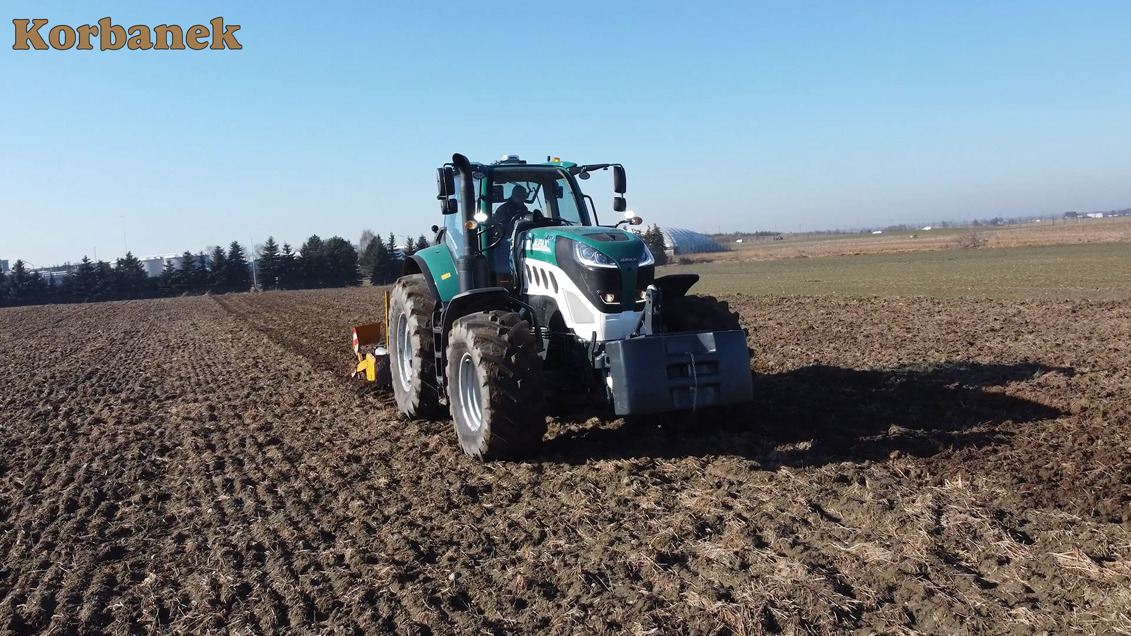Ciągnik Aupax 7240 świętnie spisał się w pracach z Agrisemem