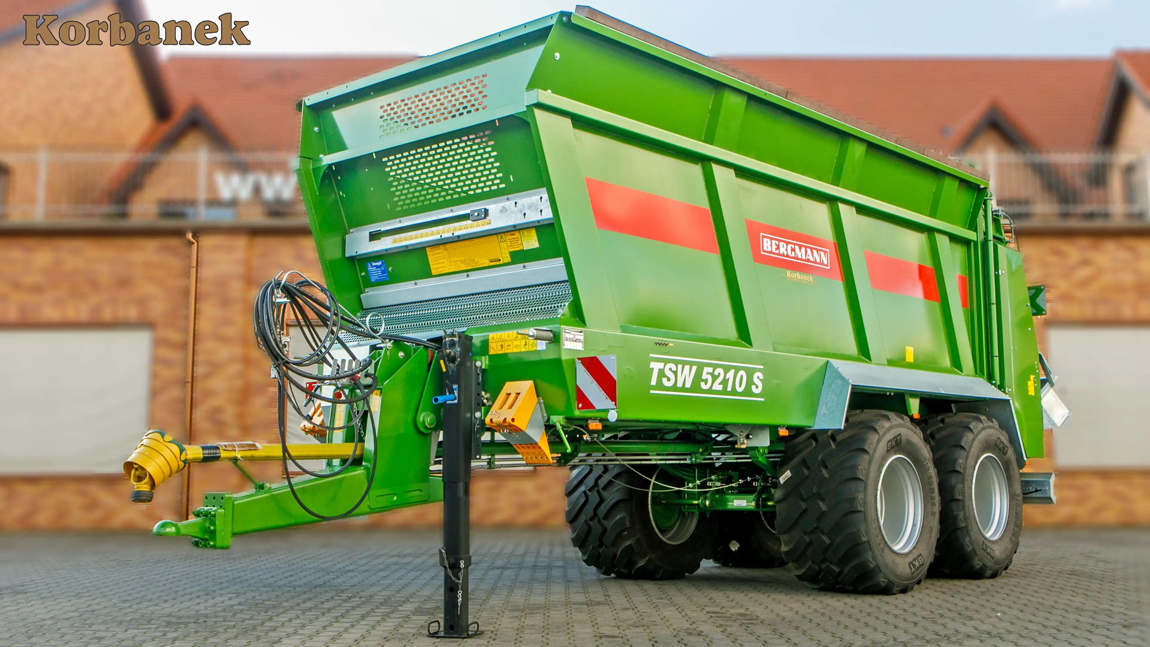 W modelu TSW 5210 S adapter rozdrabniający z walcami poziomymi, z hydraulicznie przestawianą zasuwą piętrzącą i prześwitem 1.500 mm znakomicie nadaje się do wszystkich rozrzucanych materiałów. Rozrzutniki obornika firmy Bergmann charakteryzują się wysoką jakością wykonania i bardzo bogatym wyposażeniem